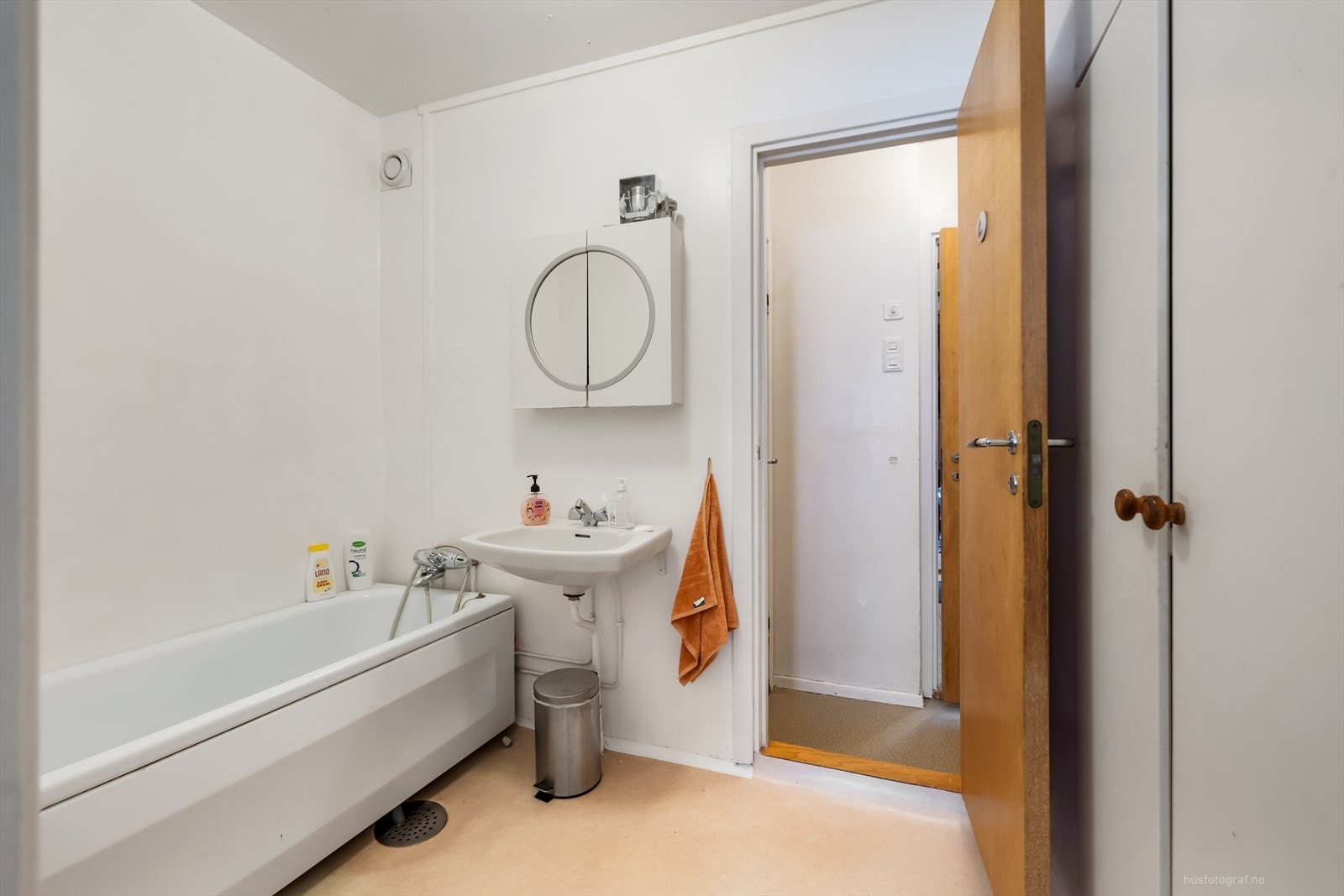 Bad med frittstående badekar. Galleribilde