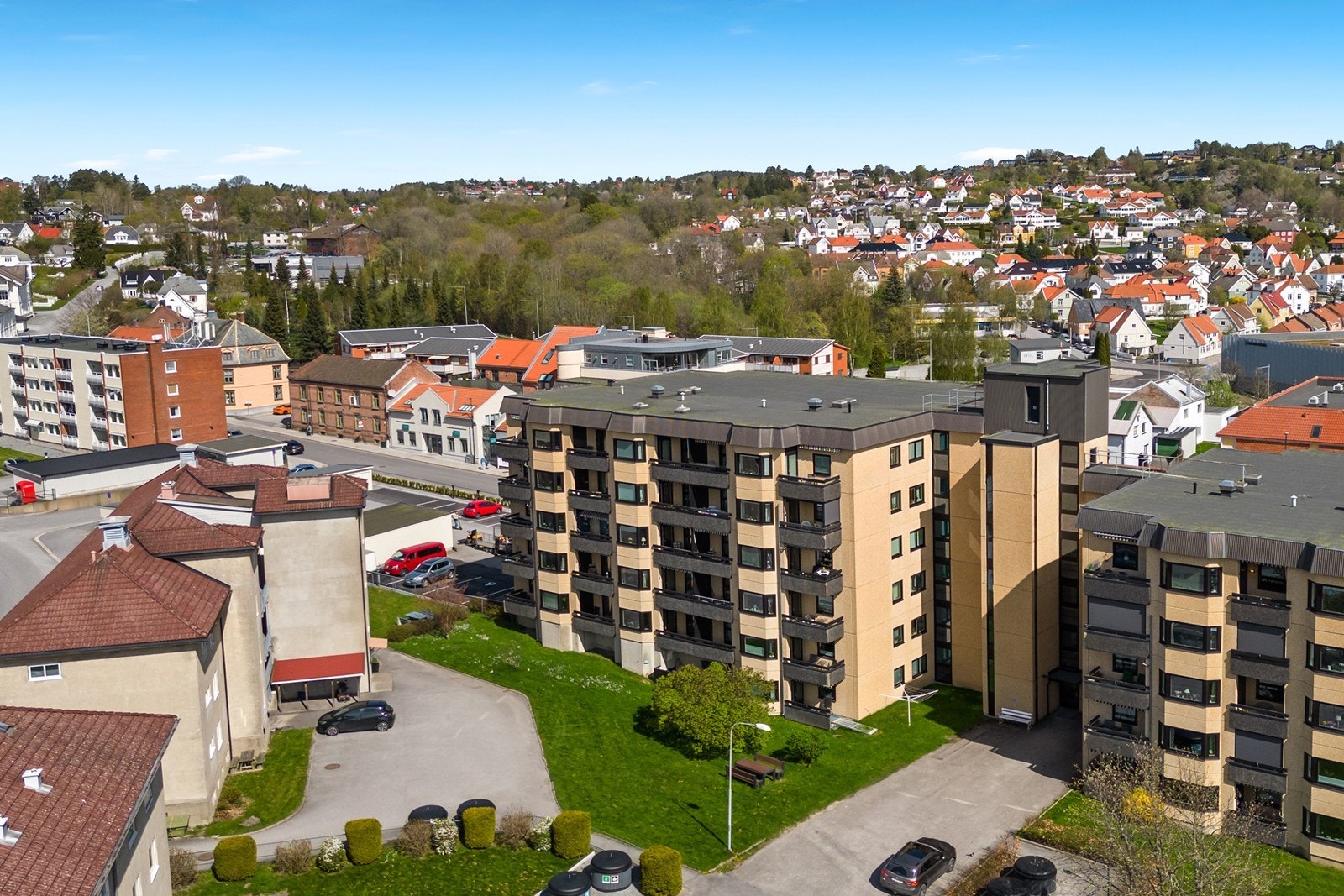 Borettslaget er tilknyttet Halden Boligbyggelag og 3 sammenhengende boligblokker med totalt 96 boliger. Galleribilde