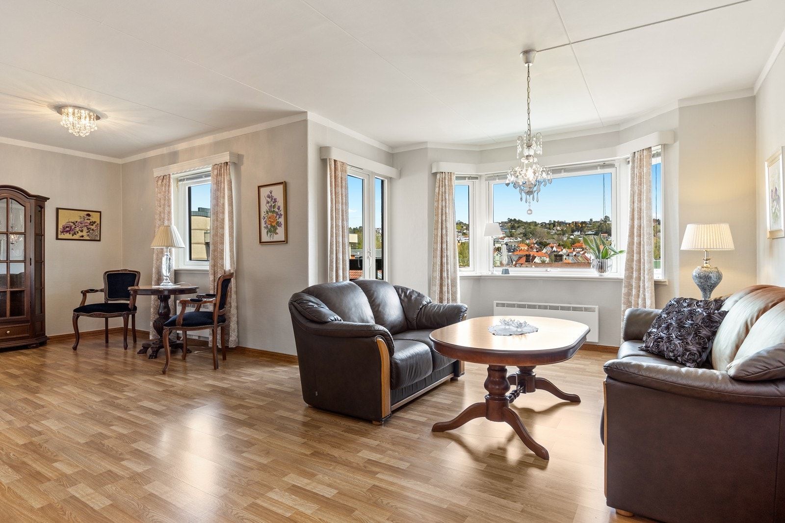 Et karnapp som gir rikelig med naturlig lys, og skaper en lys og luftig atmosfære. Galleribilde