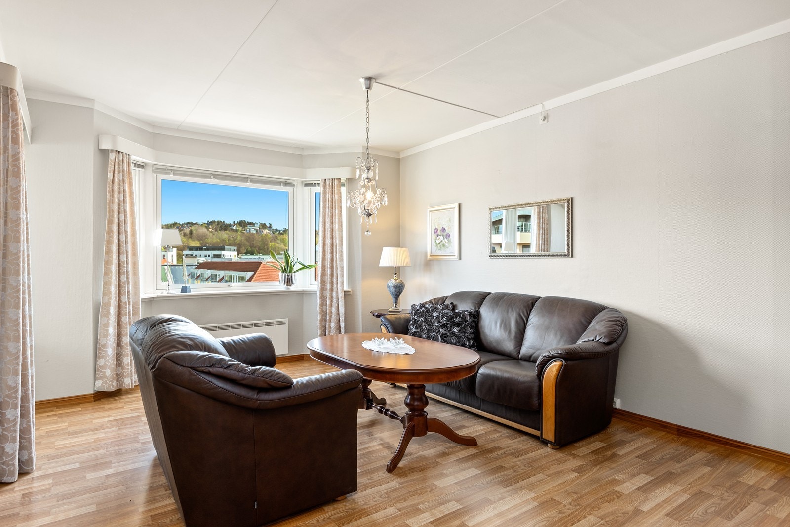 En romslig og møbleringsvennlig stue. Galleribilde