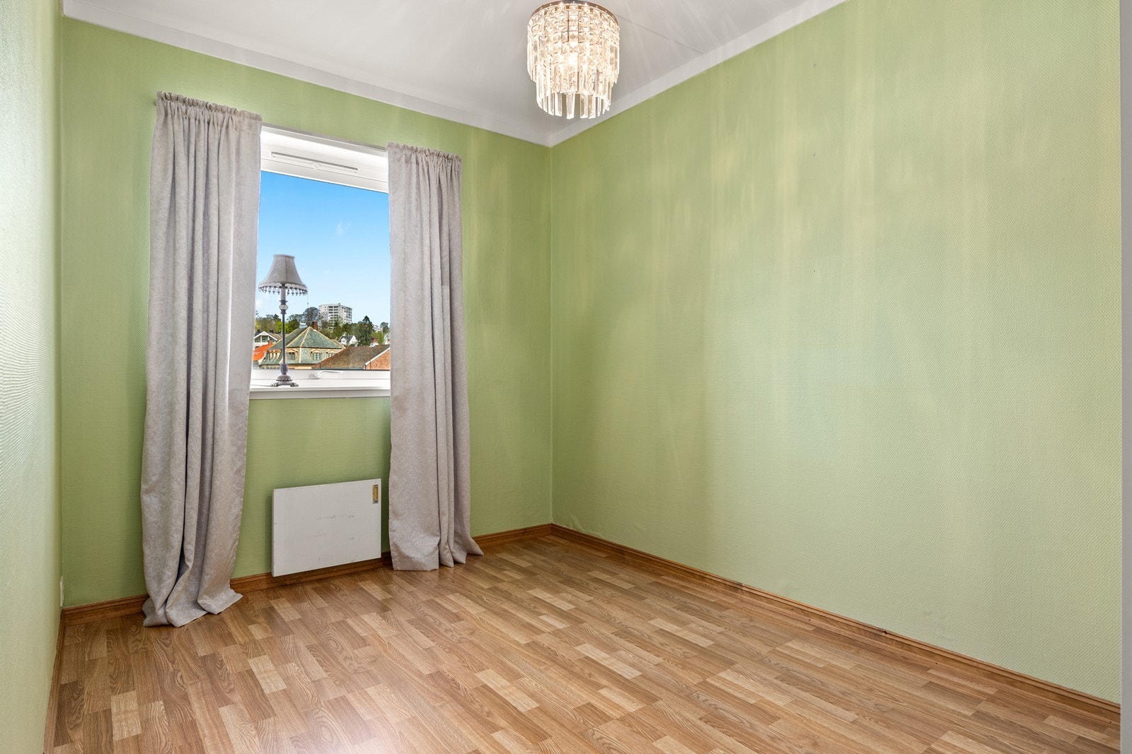 Soverom 2 er av mindre størrelse, men har plass til både seng og garderobe. Dette rommet er ideelt som gjesterom eller hjemmekontor, og gir en koselig og funksjonell plass. Galleribilde