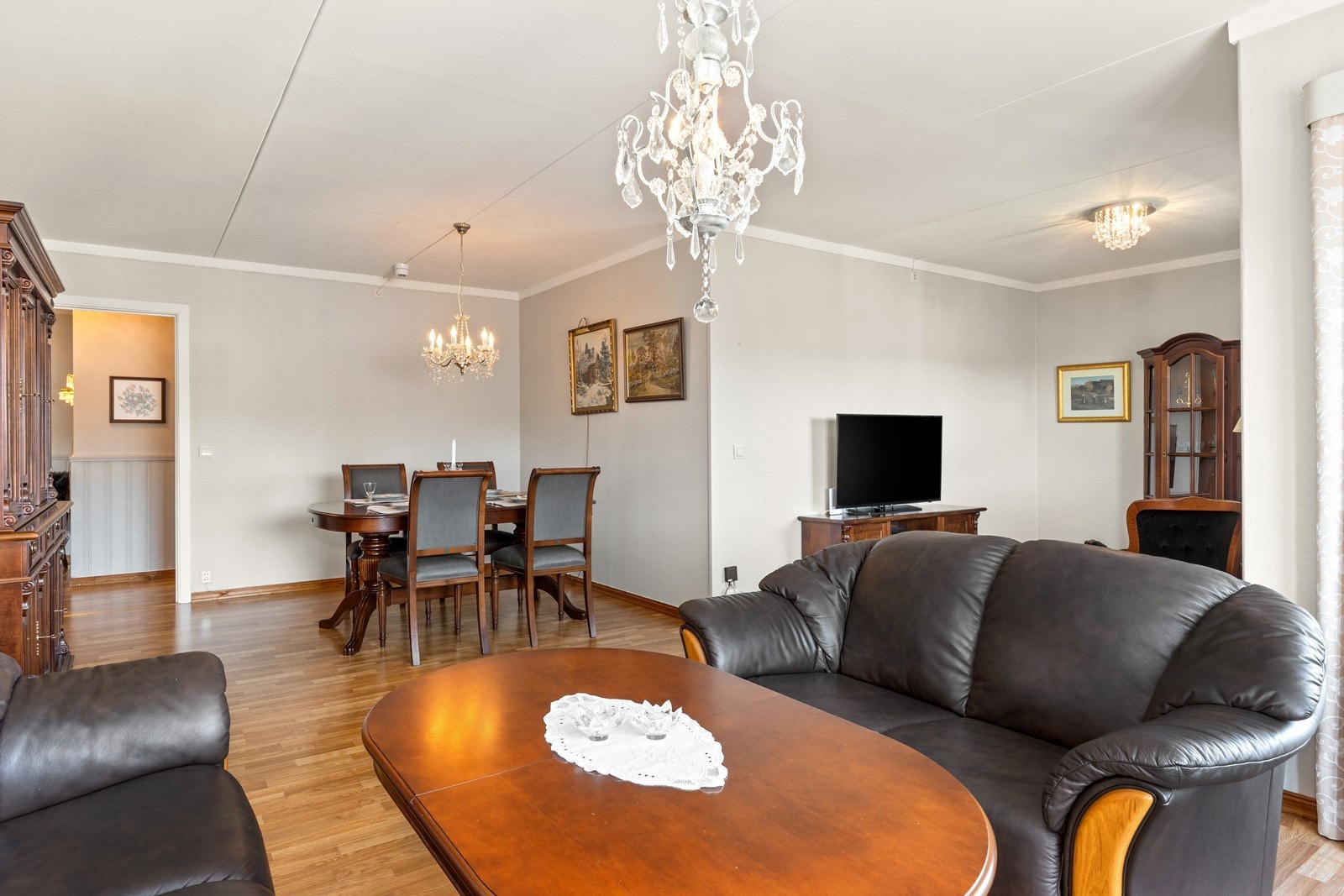 Gulvet er med laminat, og veggene er malt i en lys grå farge som gir rommet et luftig preg. Galleribilde