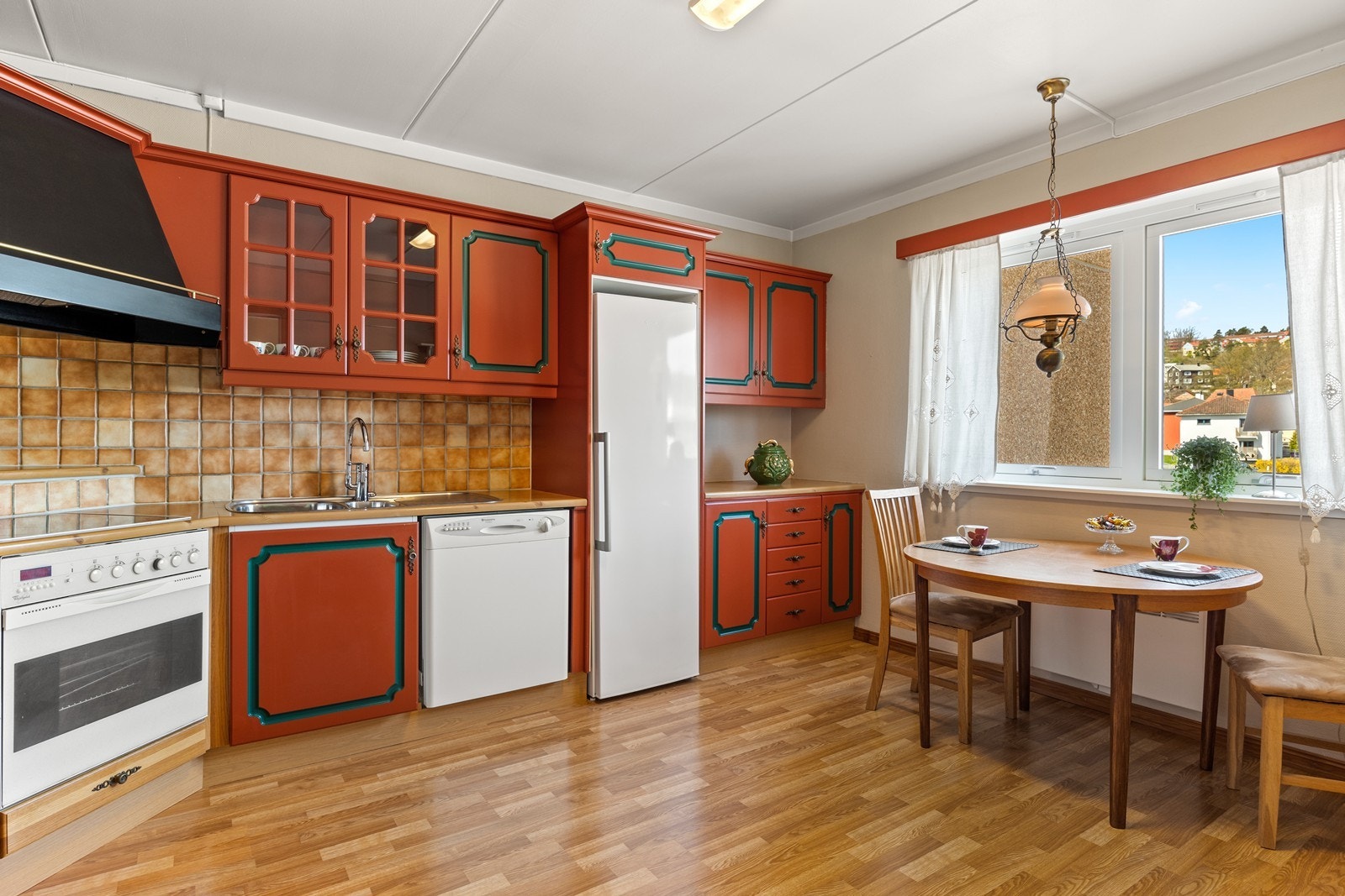 Det romslige kjøkken har god plass til spiseplassen - perfekt for hyggelige måltider med familie og venner. Her får du et kjøkken med praktiske løsninger. Galleribilde