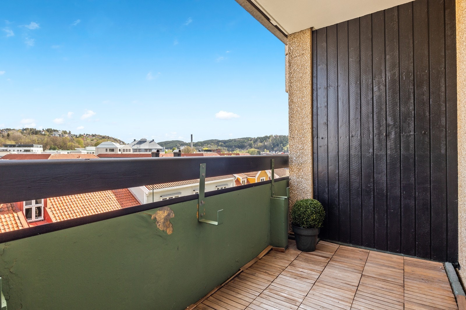 Fra hovedsoverommet har du direkte utgang til verandaen, hvor du kan nyte frisk luft og vakker utsikt. Galleribilde