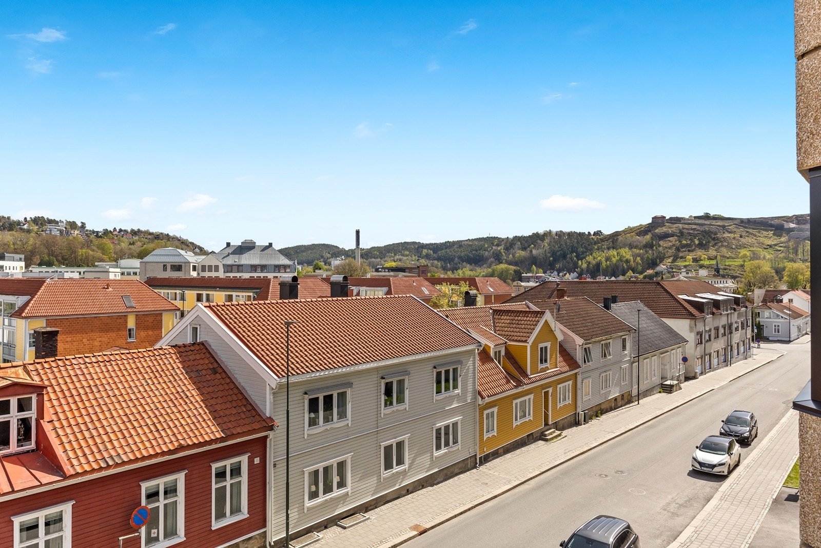 Flott utsyn som bidrar til å bringe lys inn i boligen. Galleribilde