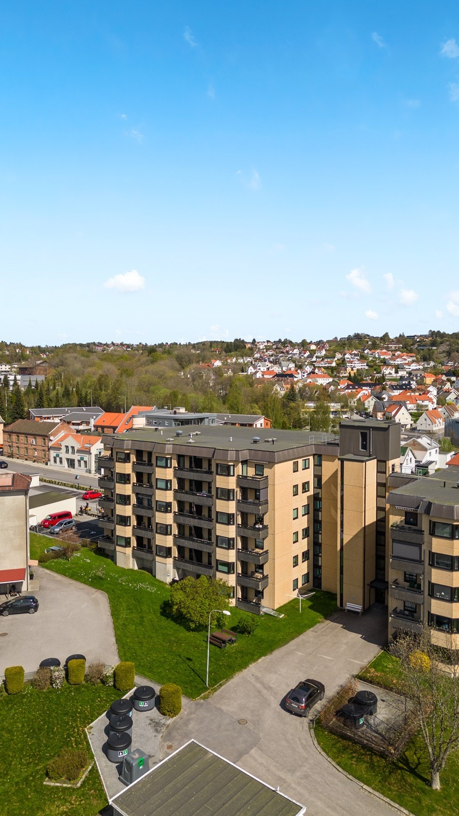 Leiligheten har en meget attraktiv og sentral, men samtidig rolig beliggenhet på nordsiden av Halden sentrum. Galleribilde