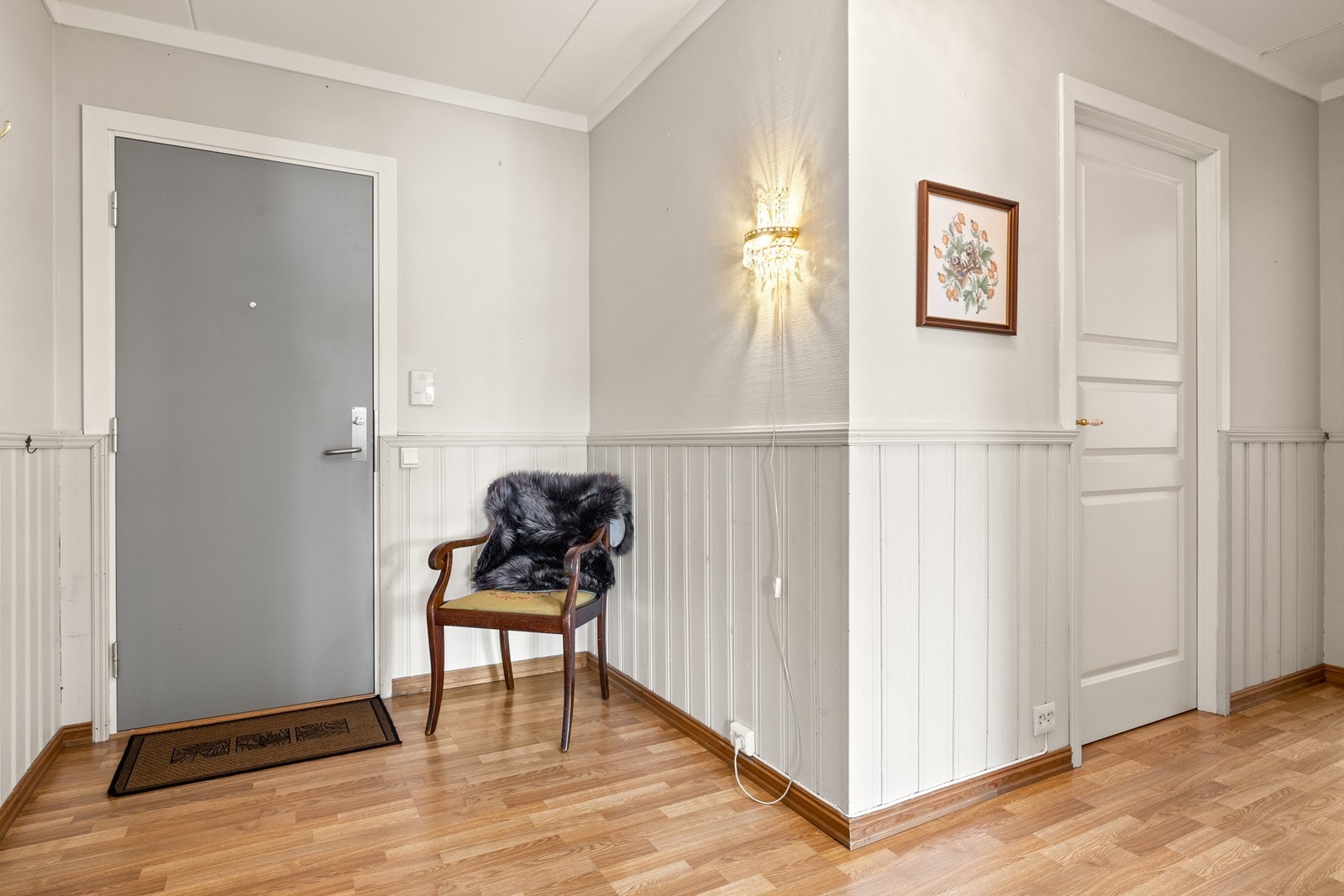 Romslig gang med god plass til yttertøy. Fra gangen er det enkel tilgang til en innvendig praktisk bod med rikelig lagringsplass. Galleribilde