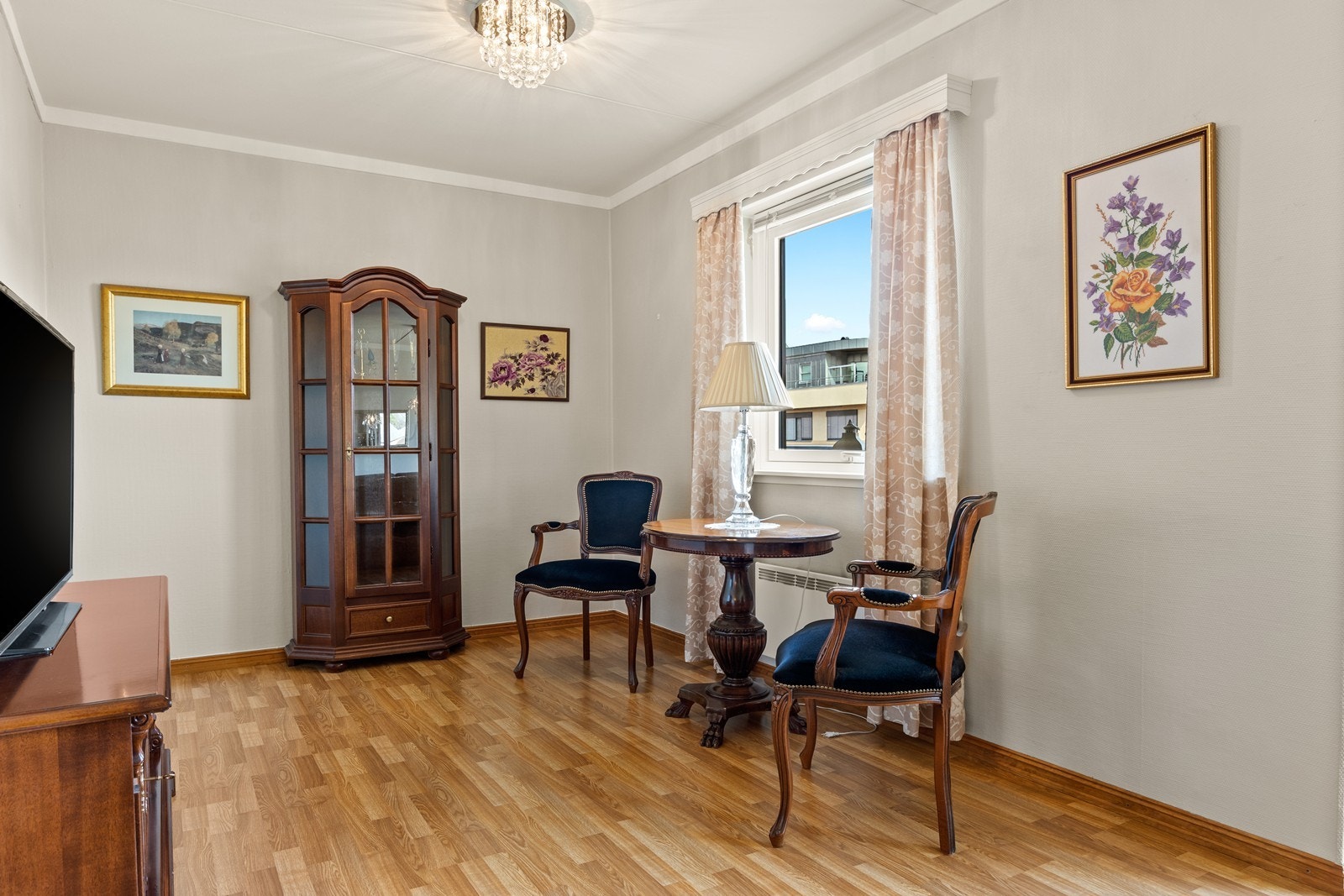 Vinkelstuen gjør det mulig å dele opp stuen i soner og plass for å møblere til en hyggelig tv krok. Galleribilde