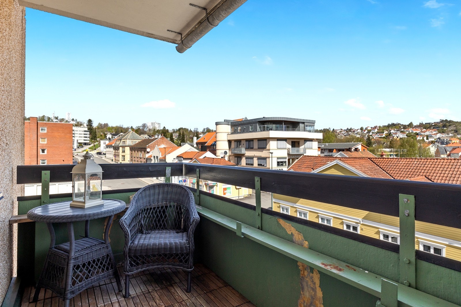 Stuen har en utgang til veranda, hvor du kan nyte utsikten. Galleribilde