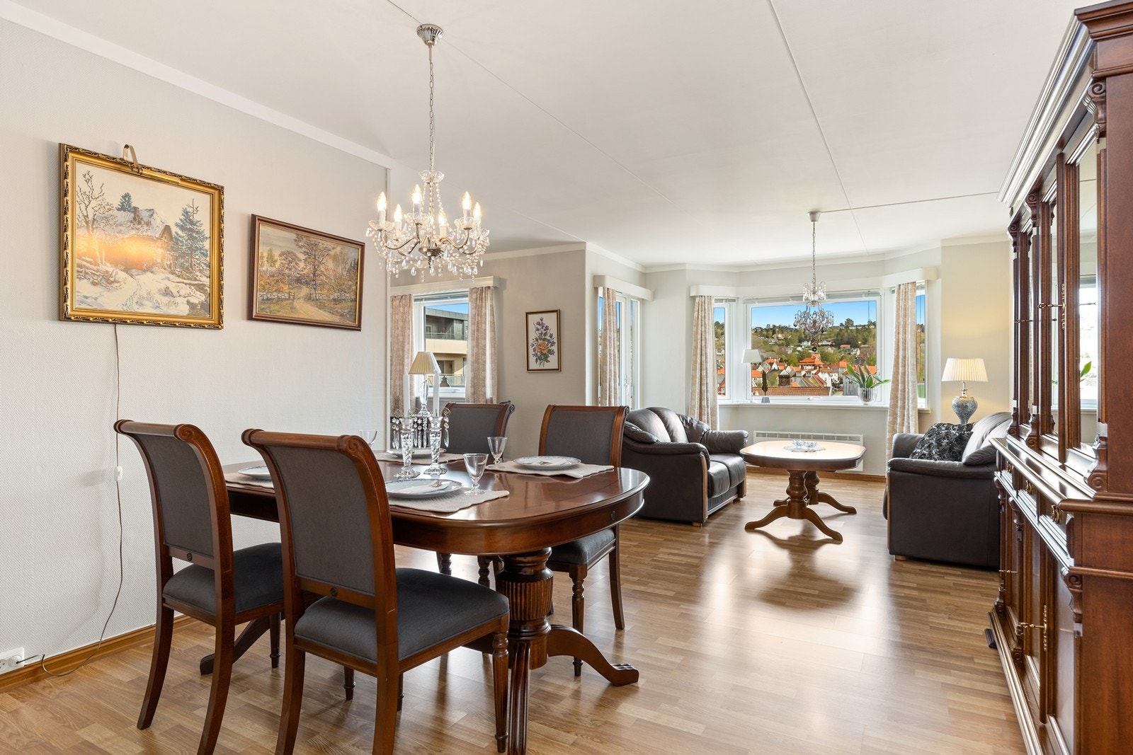 Denne praktiske og romslige vinkelstuen er perfekt for både avslapning og underholdning. Galleribilde