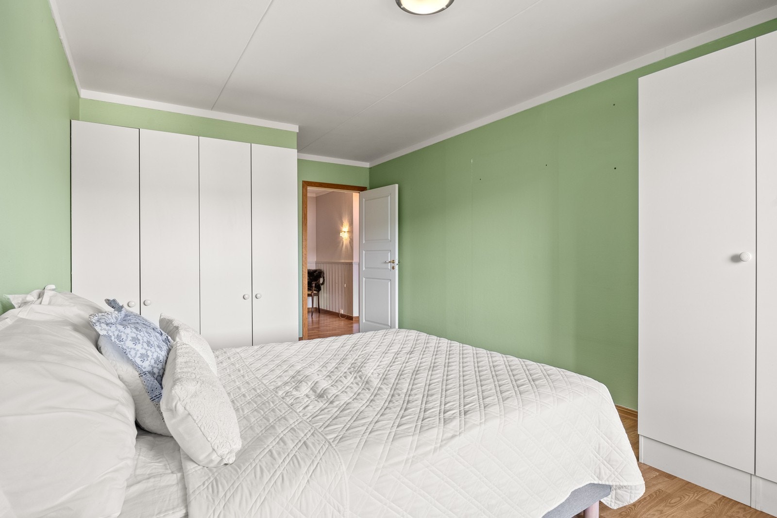 Hovedsoverommet er utstyrt med en praktisk garderobeløsning som gir rikelig med lagringsplass. Galleribilde