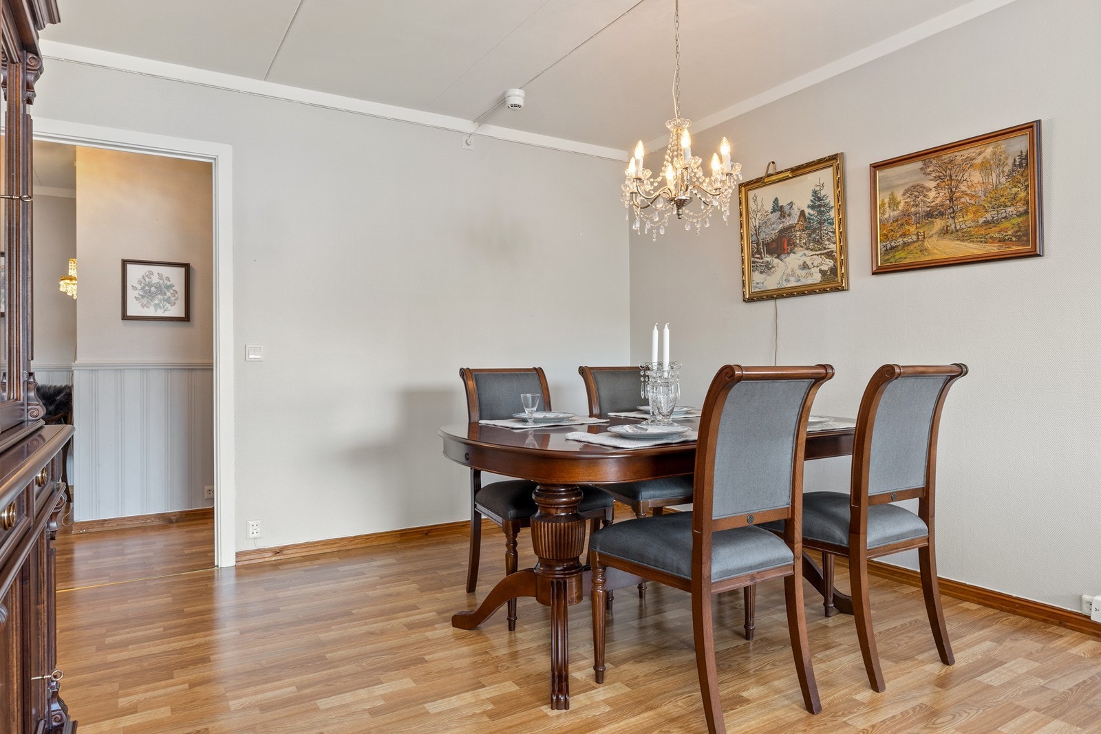 God plass til spisegruppe i stuen, hvor man kan invitere til hyggelig middagselskap. Galleribilde