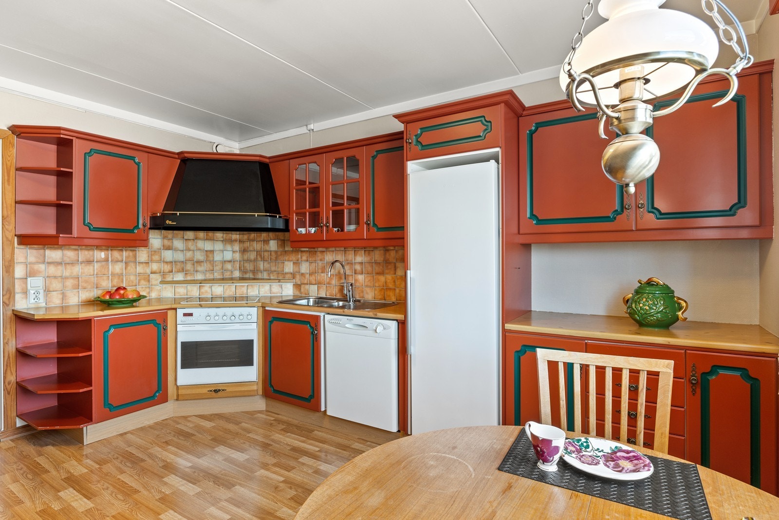 Kjøkkenet er utstyrt med en laminat benkeplate som gir både funksjonalitet og estetikk. Integrert komfyr med platetopp og ventilator plassert i hjørnet som gir godt med matlagingsplass. Galleribilde