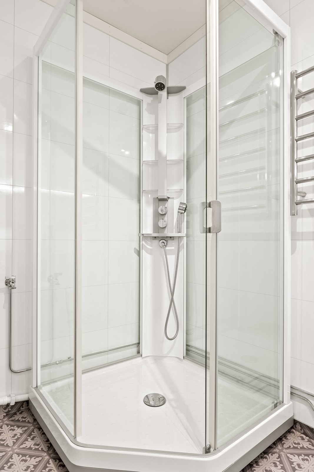 Badet kombinerer funksjonalitet med stil, og gir deg en praktisk plass for personlig pleie. Galleribilde