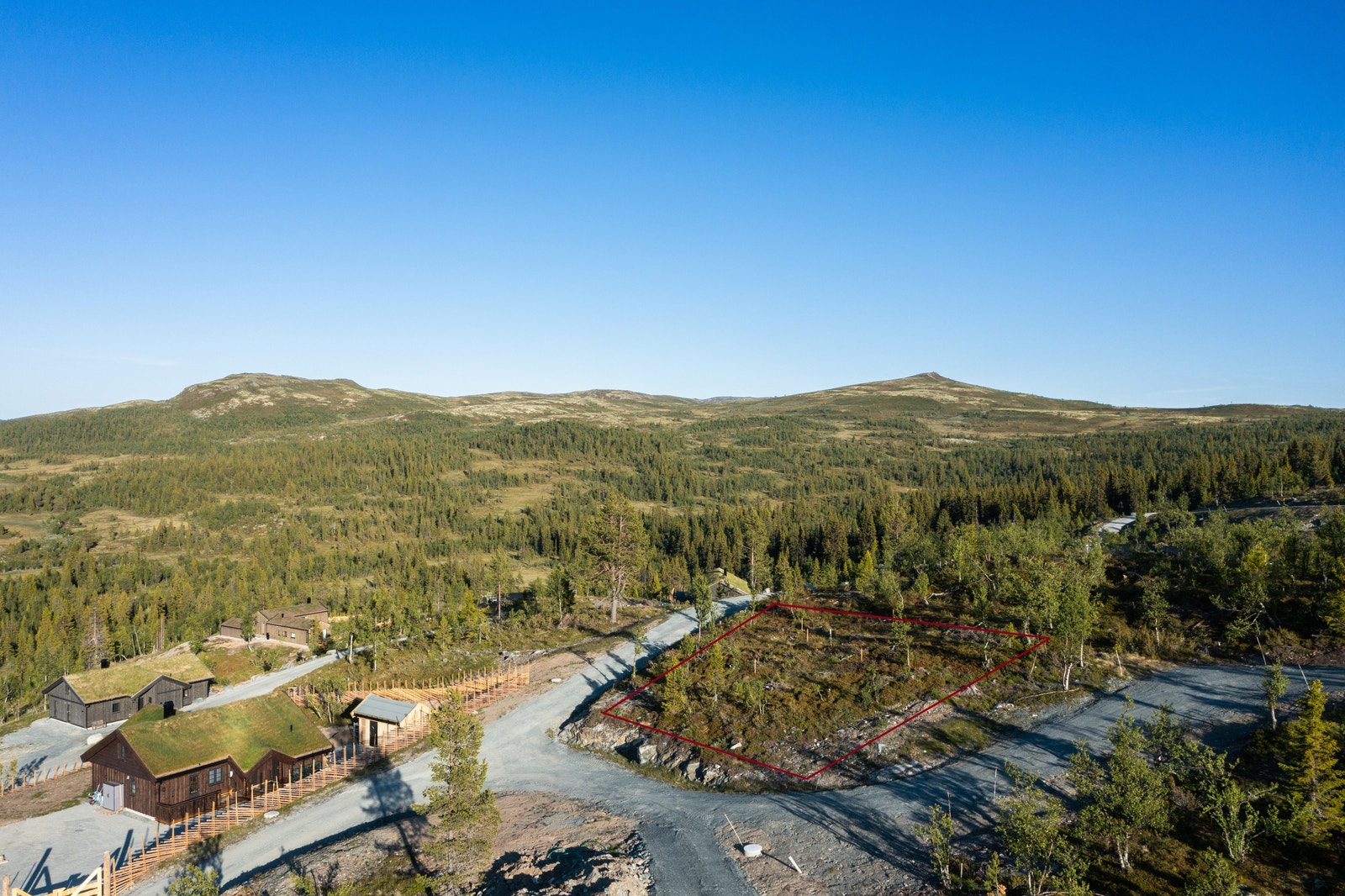 Tomten ligger som en av de innerste tomtene mot uberørt natur og høyfjellet Galleribilde