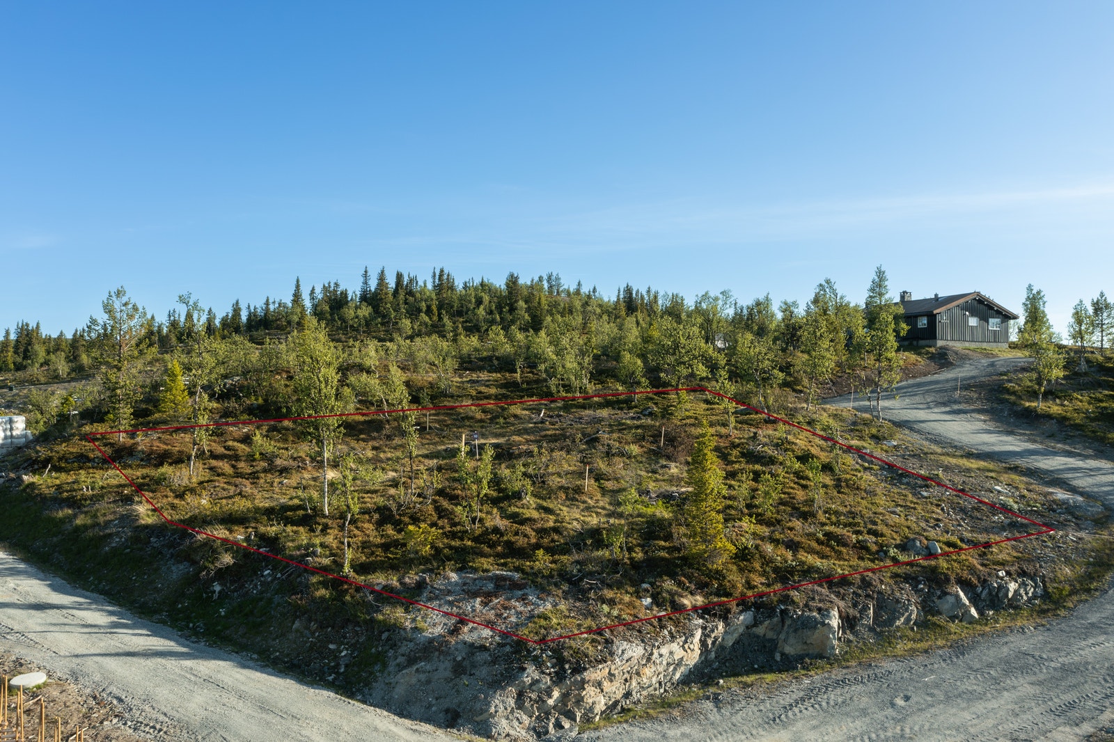 Tomten ligger som en av de øverste tomtene i feltet, flott til på et høydedrag Galleribilde