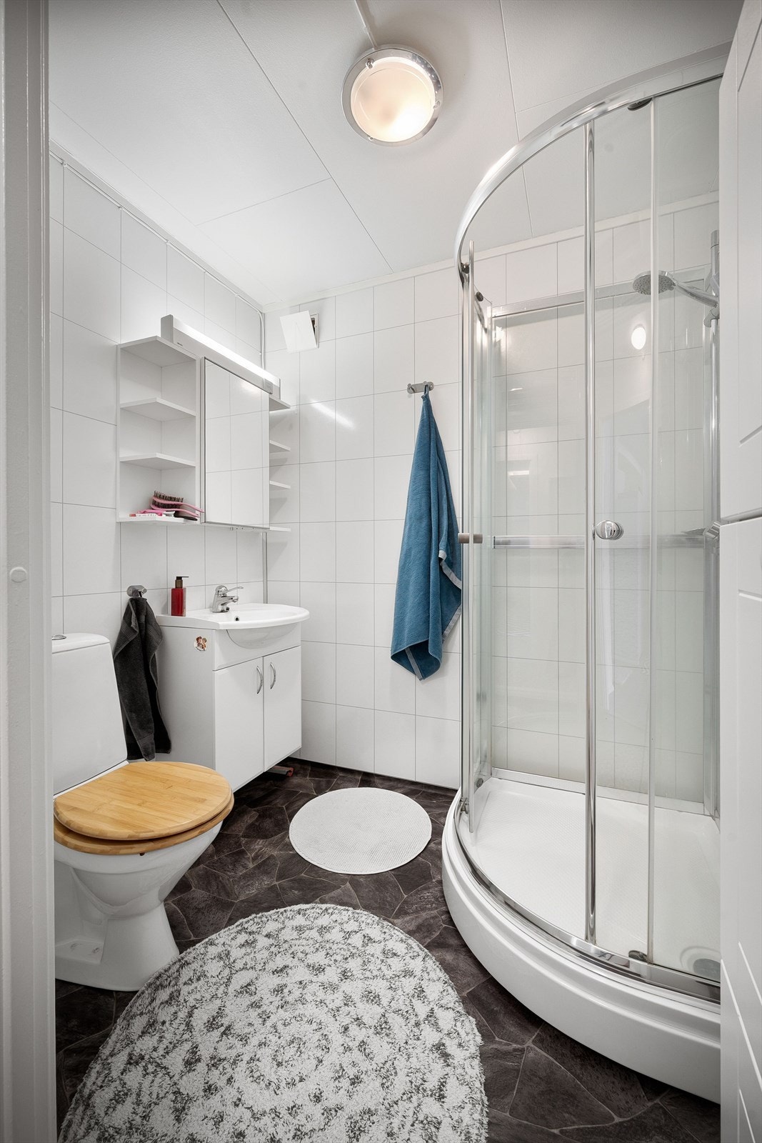Lyst og moderne bad med praktisk dusjkabinett. Galleribilde