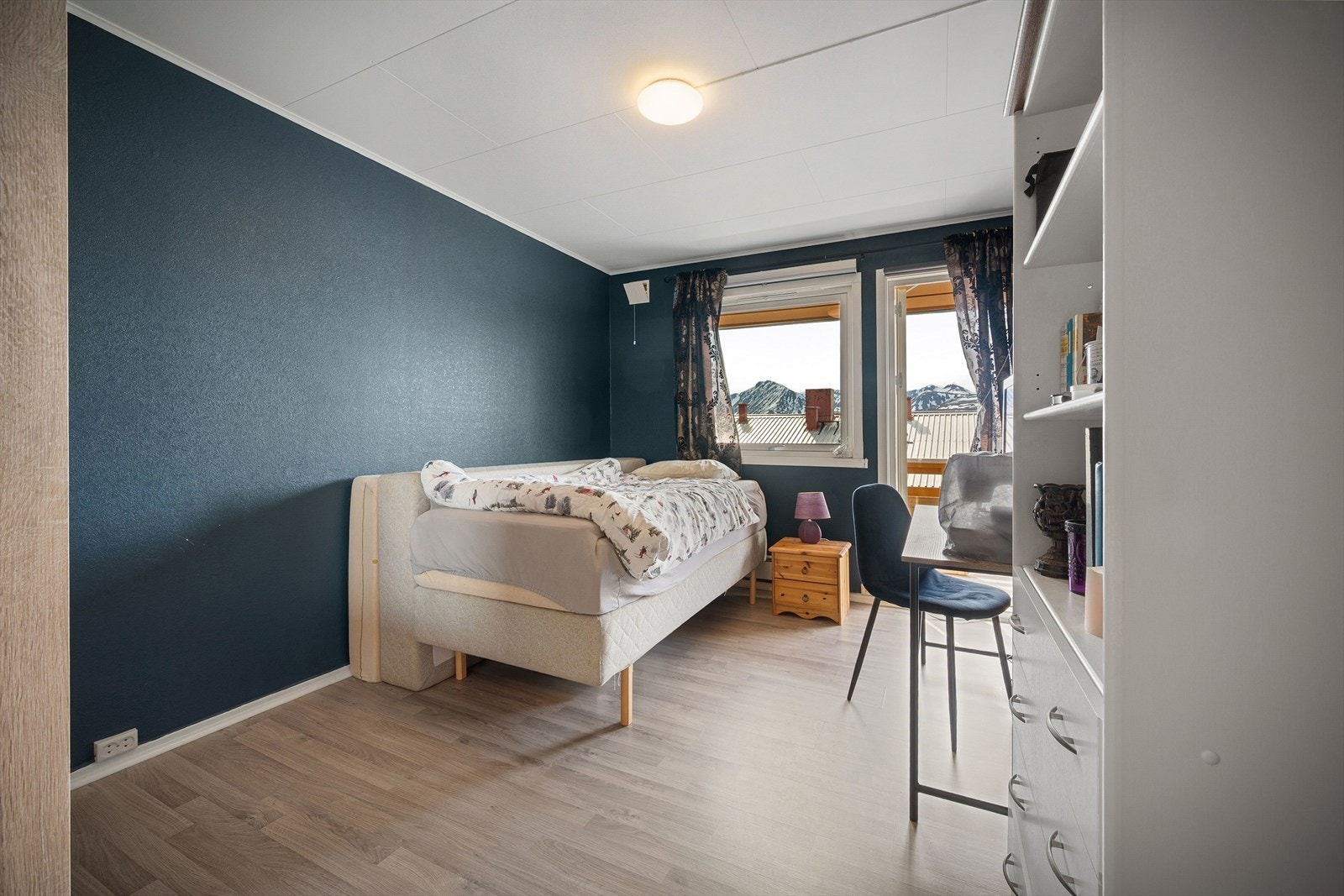 Lyst og innbydende soverom med stor vindusflate som slipper inn rikelig med naturlig lys og vakker utsikt. Galleribilde