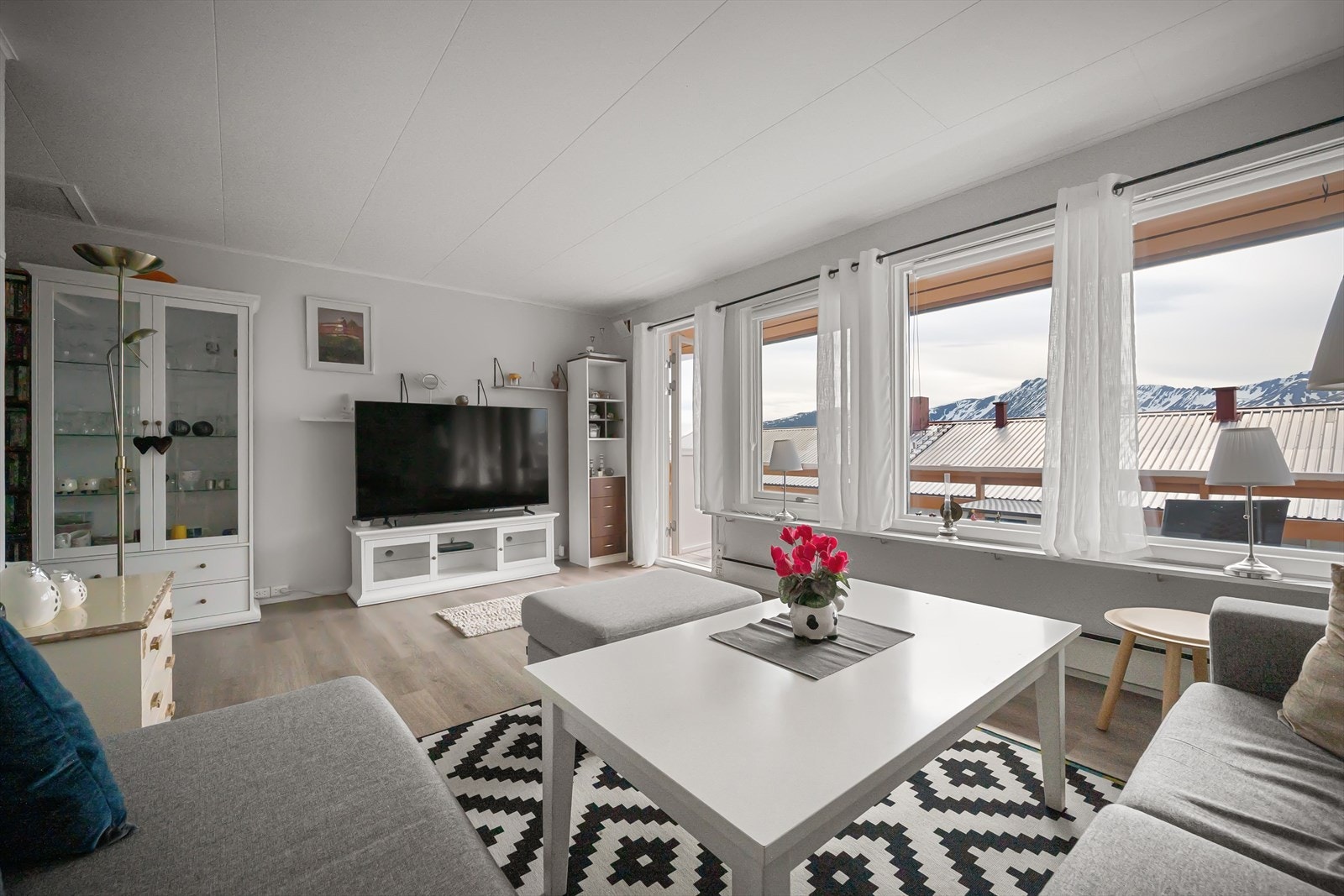 Stuen med utsiktsvinduer i front Galleribilde