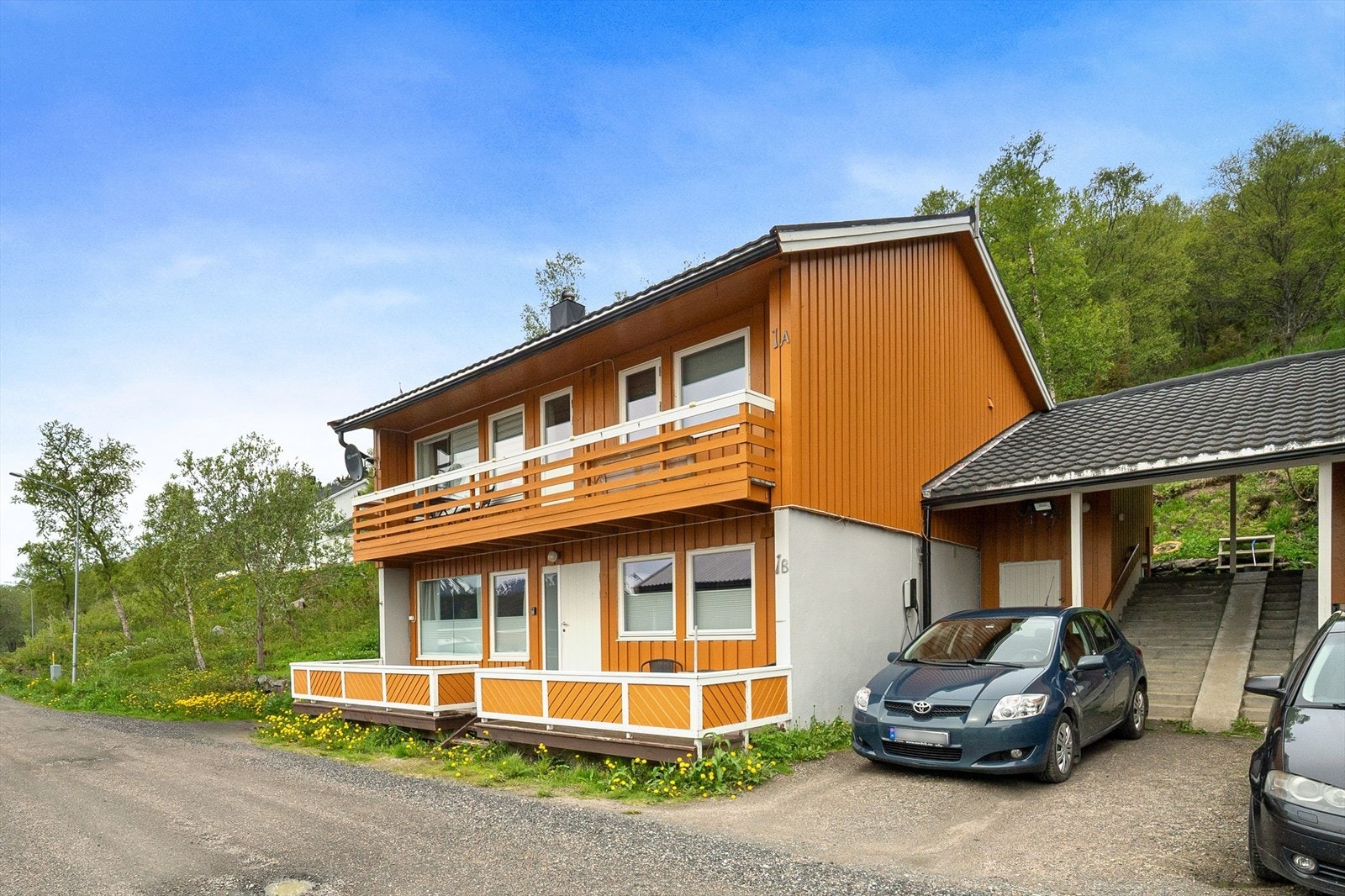 Parkeringsplass med egen elbil lader Galleribilde