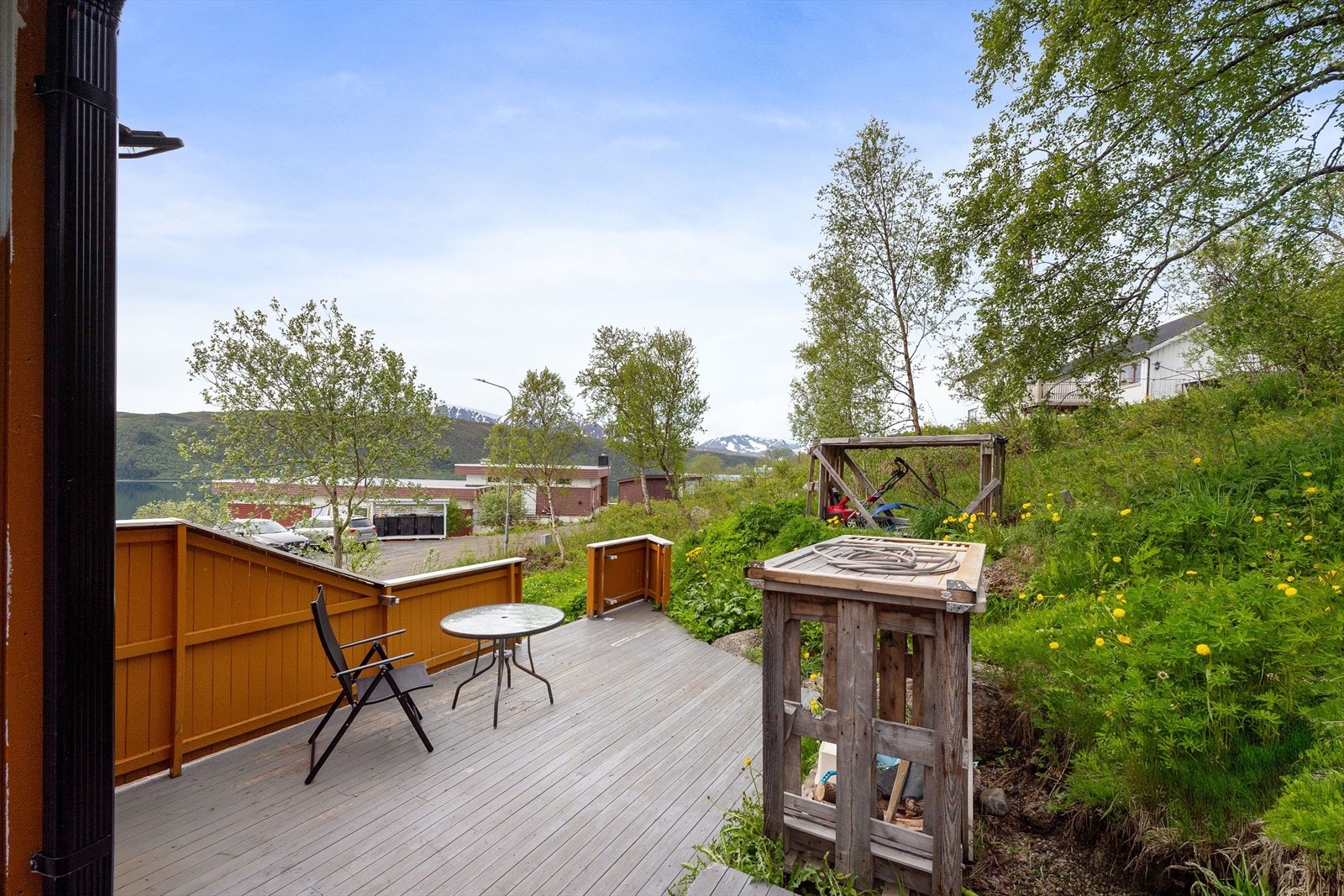 Flott uteområde med terrasse og naturskjønn utsikt. Perfekt for avslapning og hygge i rolige omgivelser. Galleribilde