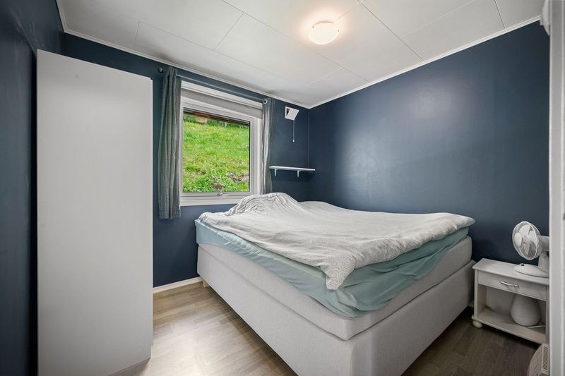 Lyst og innbydende soverom med rolig atmosfære. Perfekt for avslapning og hvile, med vindu som gir naturlig lys. Galleribilde