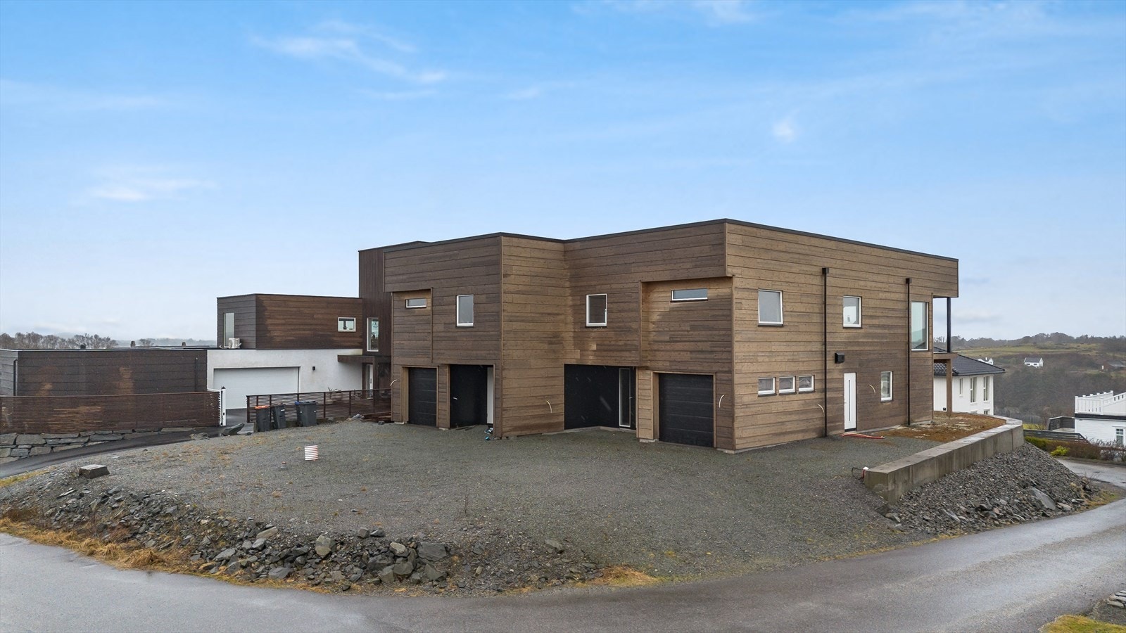 Gårdsrom - Garasje i flukt med bolig Galleribilde