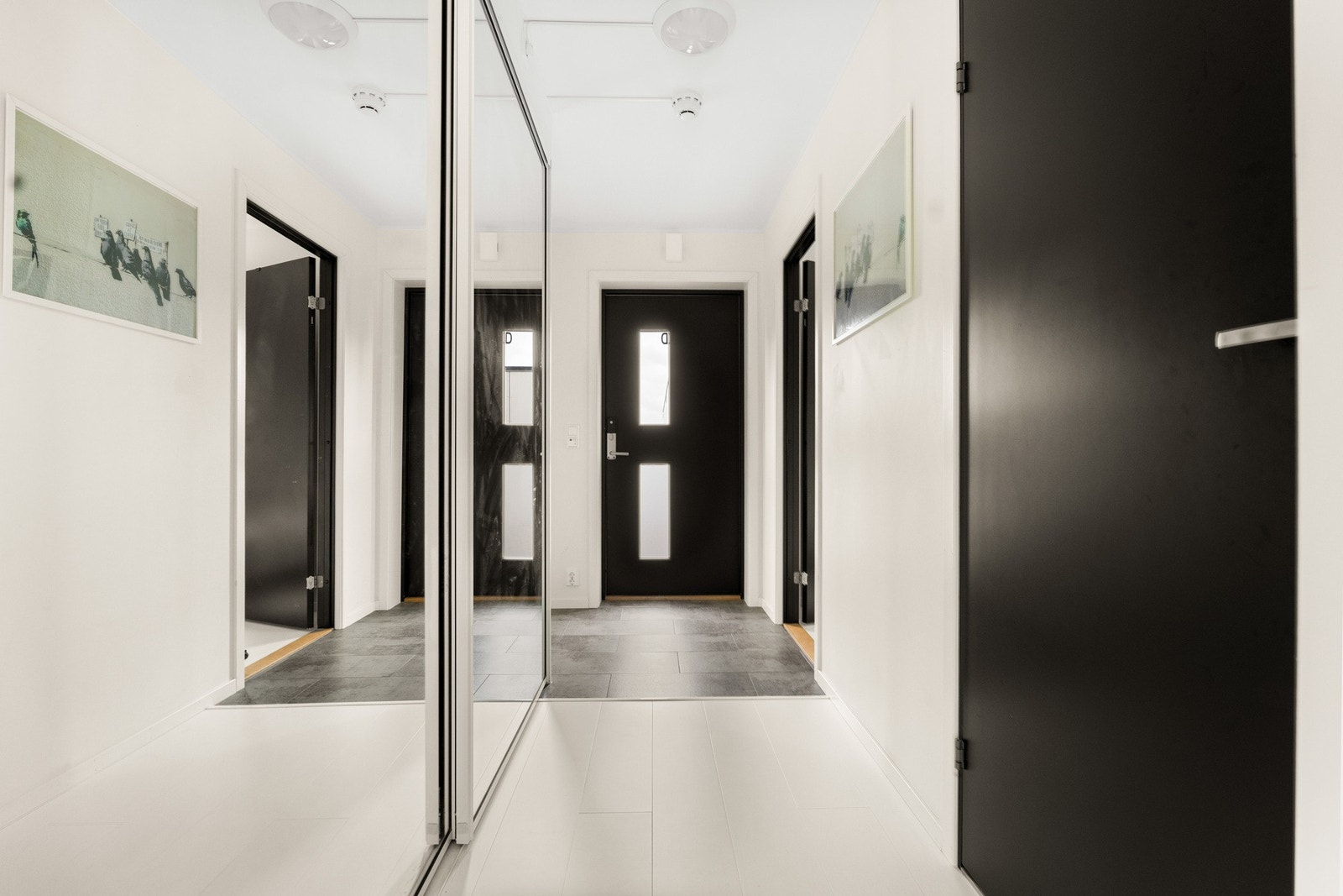 Lang og lys gang med varmekabler i gulvet. Galleribilde