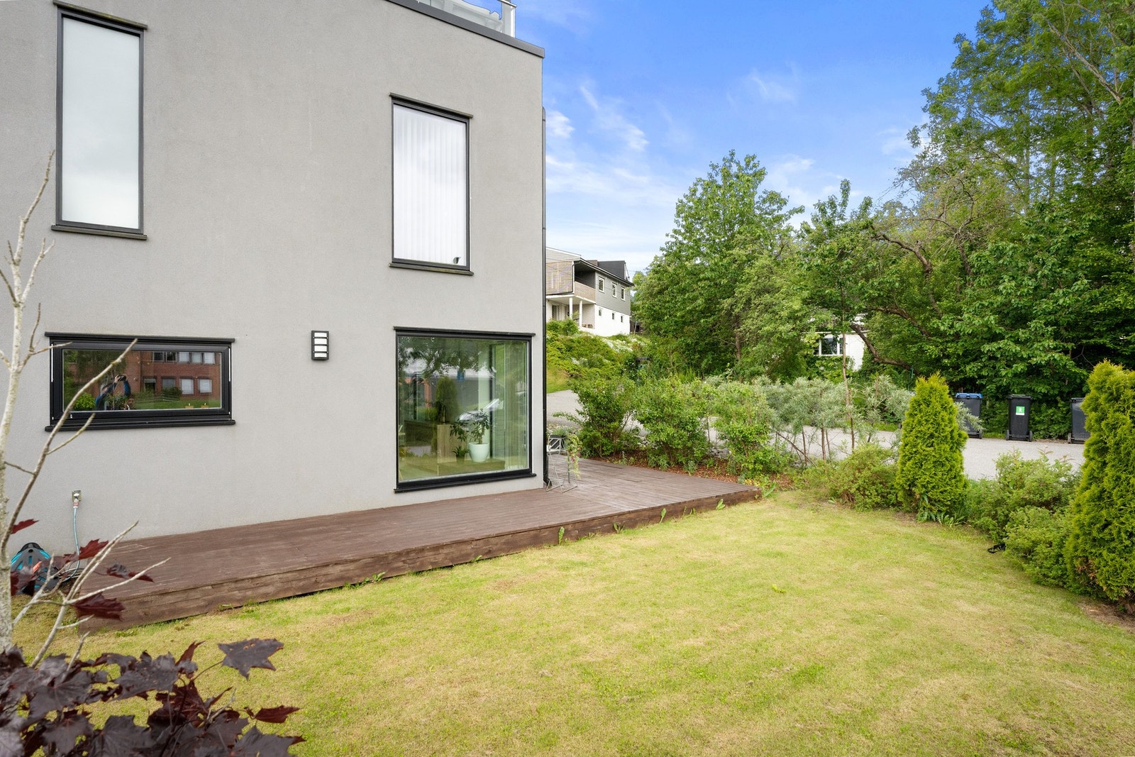 Uteområde med plen og plass til utemøbler. Galleribilde