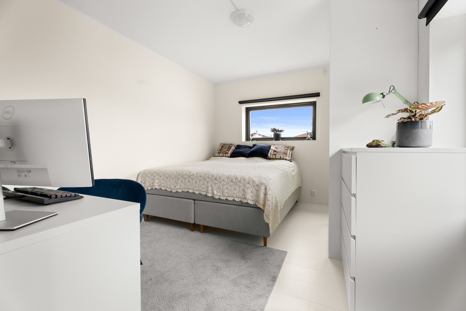 Hovedsoverom med enkel standard og lyse overflater. Galleribilde