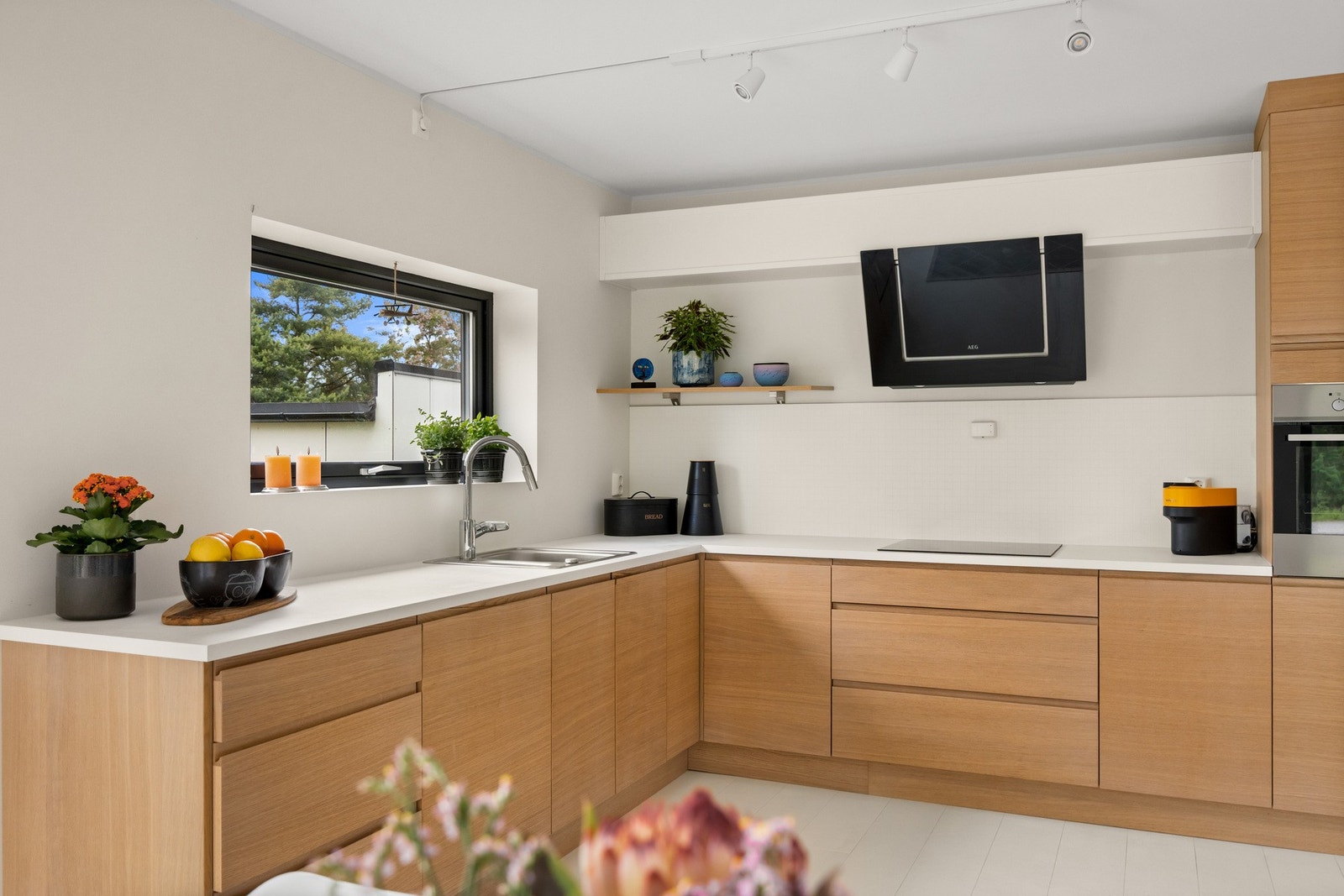 Kjøkkenet har god skapplass. Galleribilde