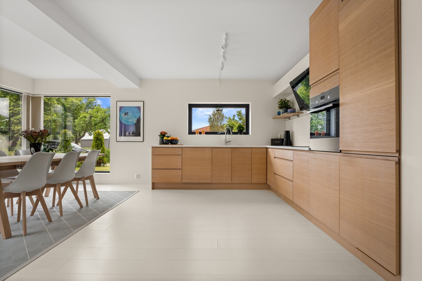 Praktisk planløsning gir god flyt mellom matlaging og opphold. Galleribilde