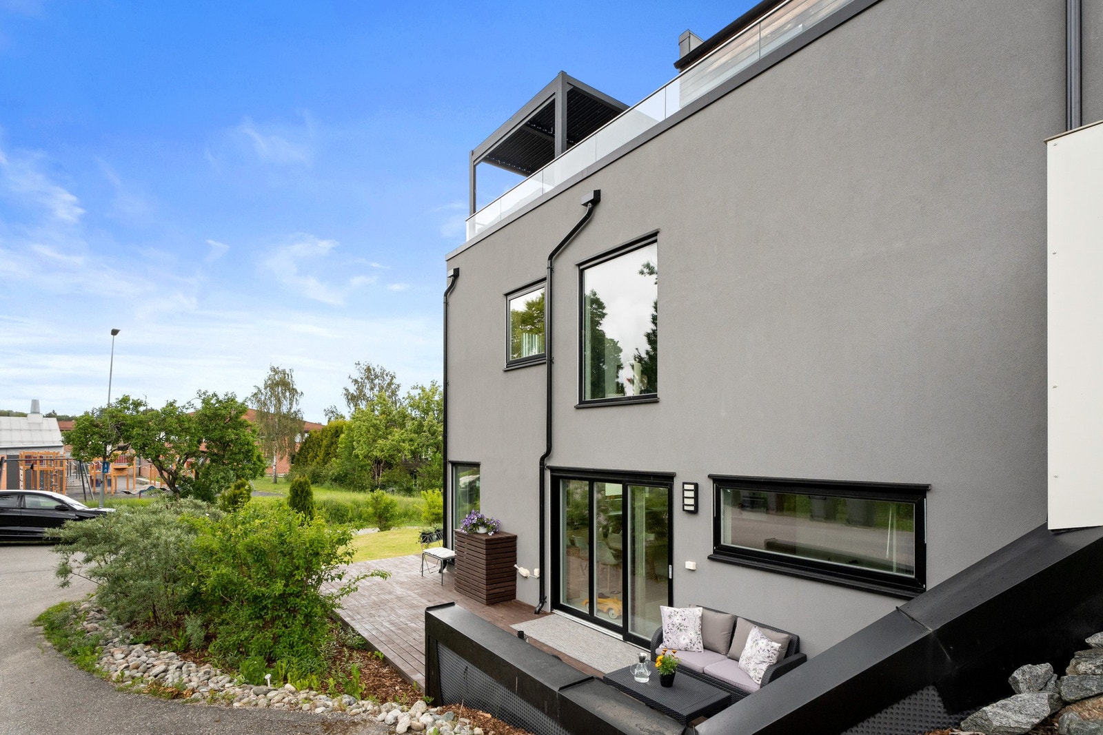 Plattingen går 90 grader som gir litt mer privatliv. Galleribilde