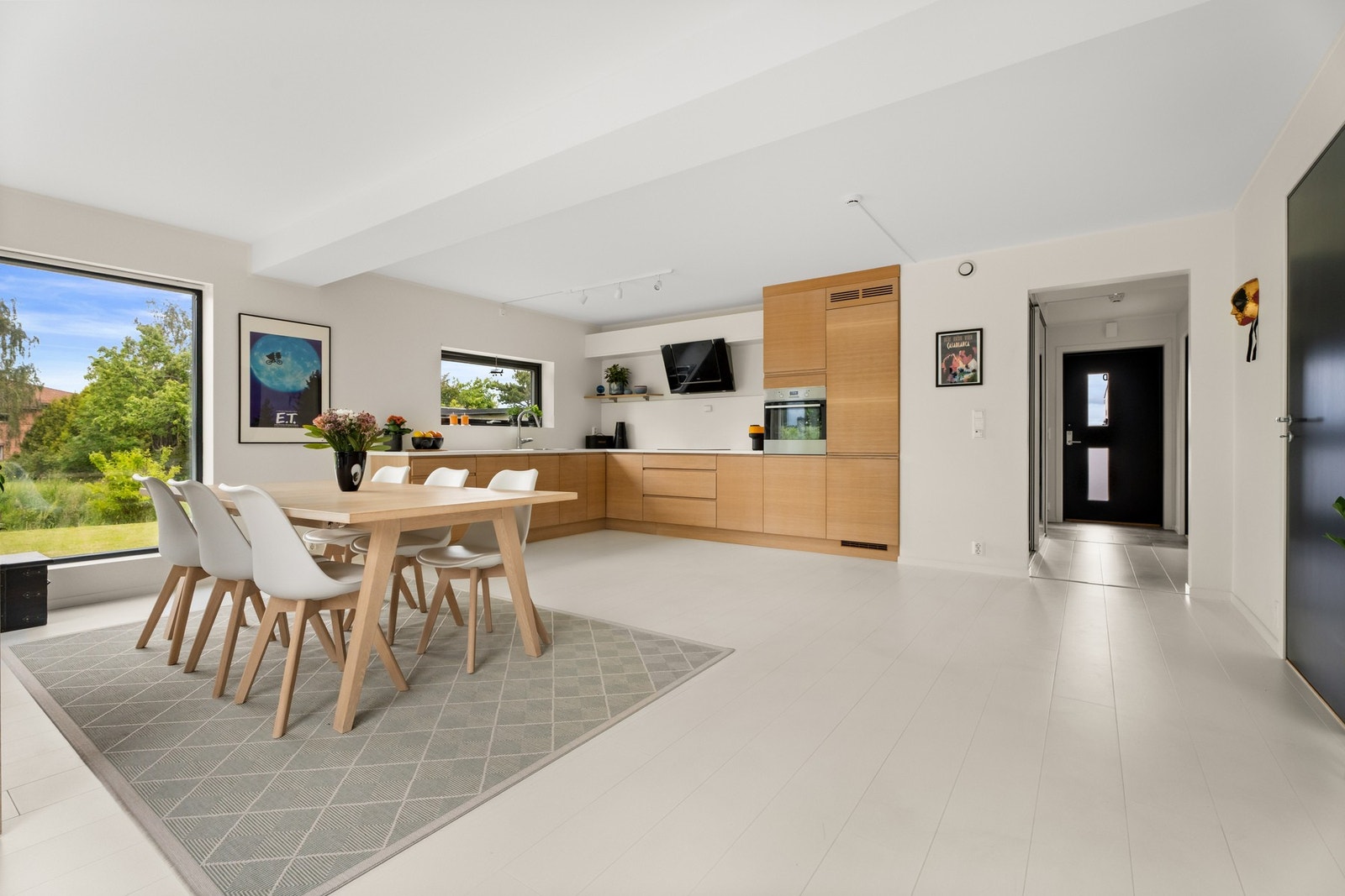 Lys og åpen stue- og kjøkkenløsning. Galleribilde