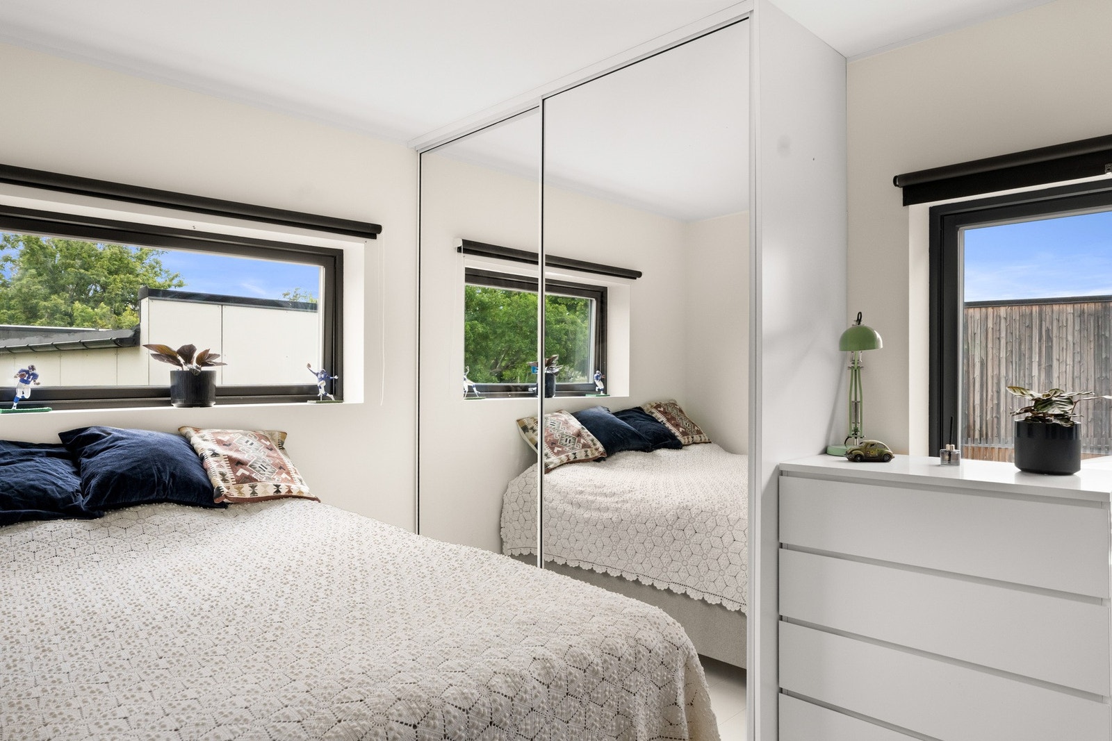 Soverommet har rikelig med skapplass. Galleribilde