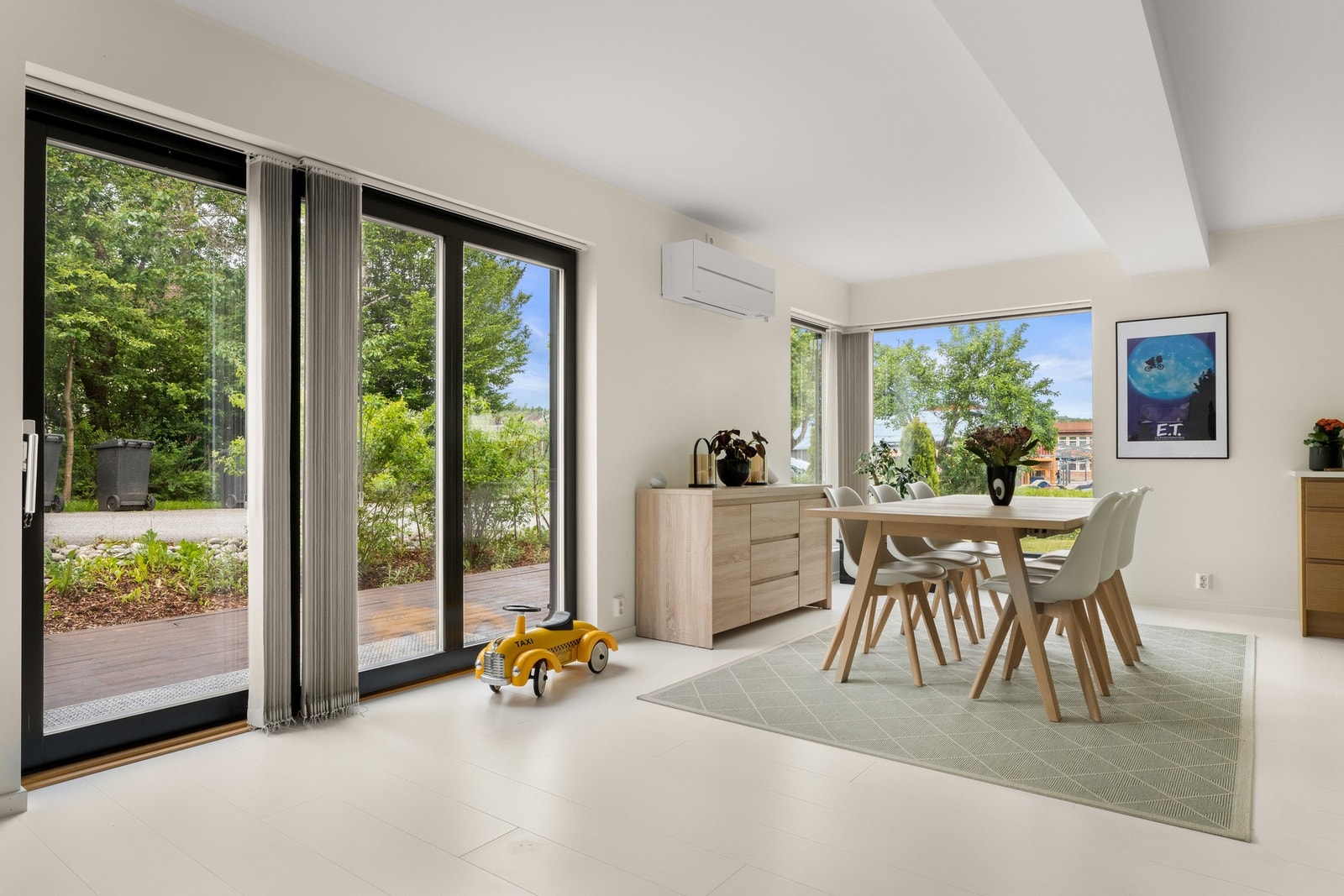 Store vindusflater som gir godt lysinnslipp gjennom dagen. Galleribilde