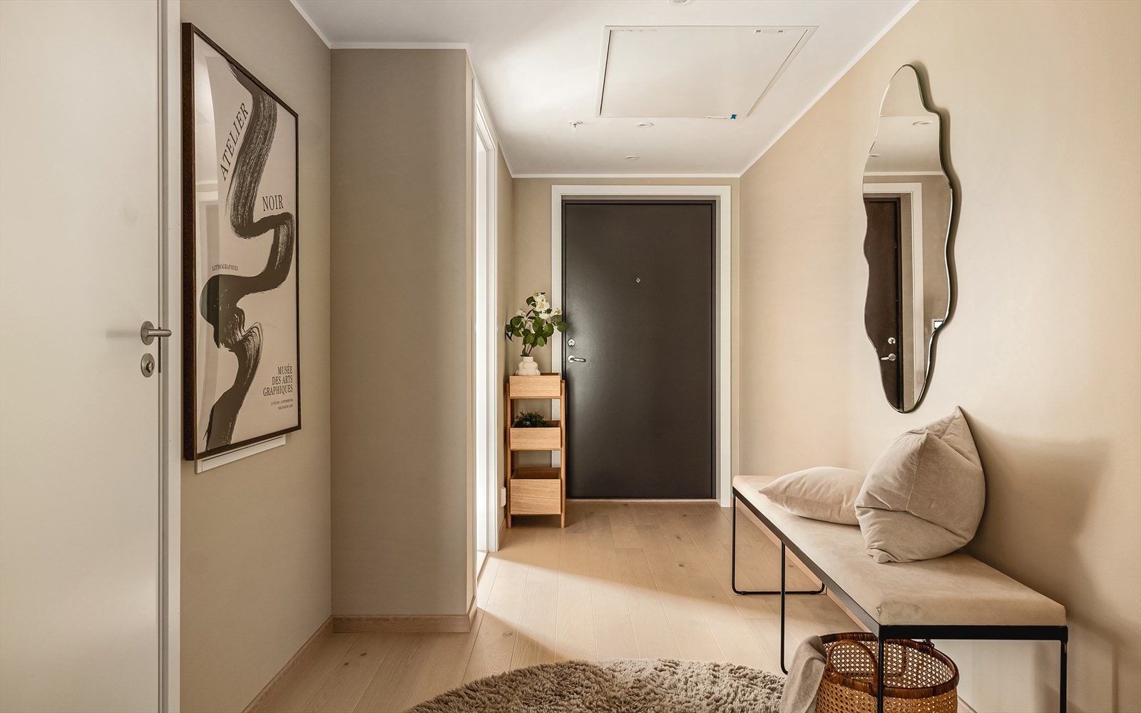 Romslig gang/entré med god plass til å henge fra seg tøy og sette fra seg sko. Galleribilde