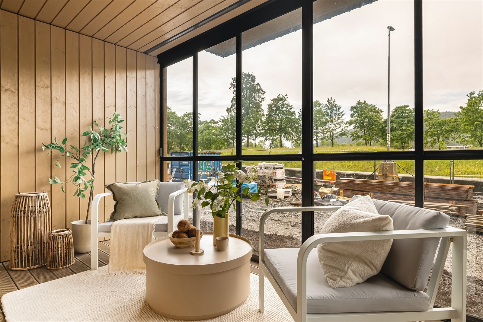 Fra stuen er det utgang til innglasset terrasse og terrasse. Galleribilde