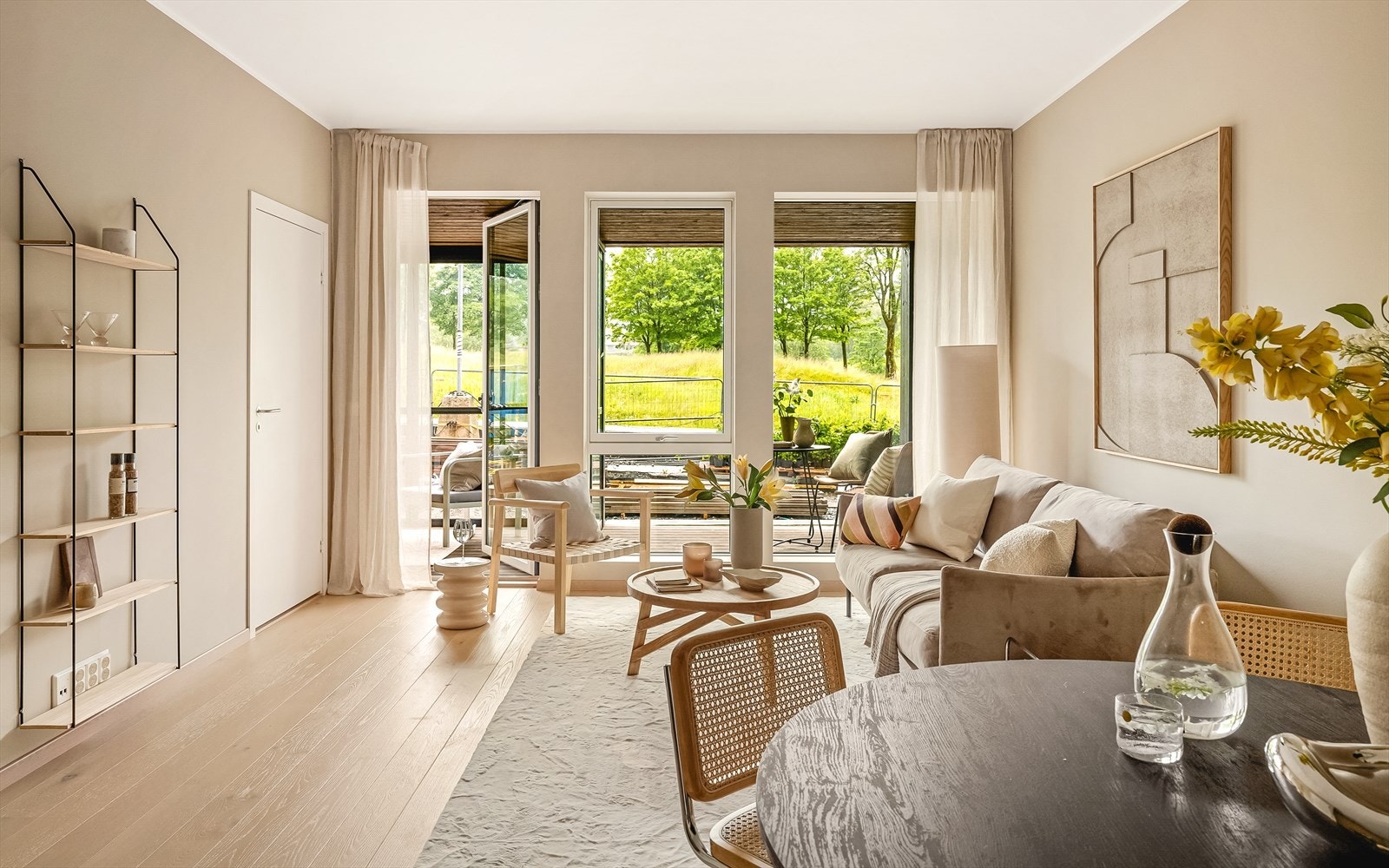 Store vinduer gir godt med naturlig lysinnslipp. Galleribilde