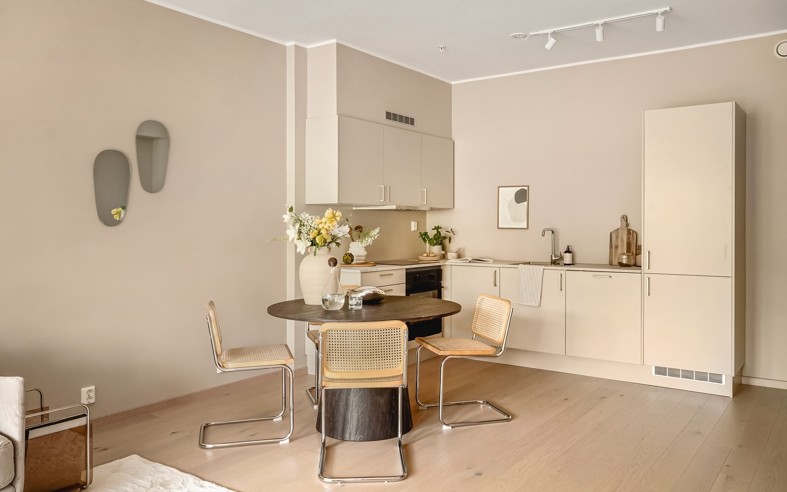 Det er lagt opp til Eaton smarthus og av oppvarming har man varmekabler på bad og balansert ventilasjon med varmegjenvinning. Galleribilde