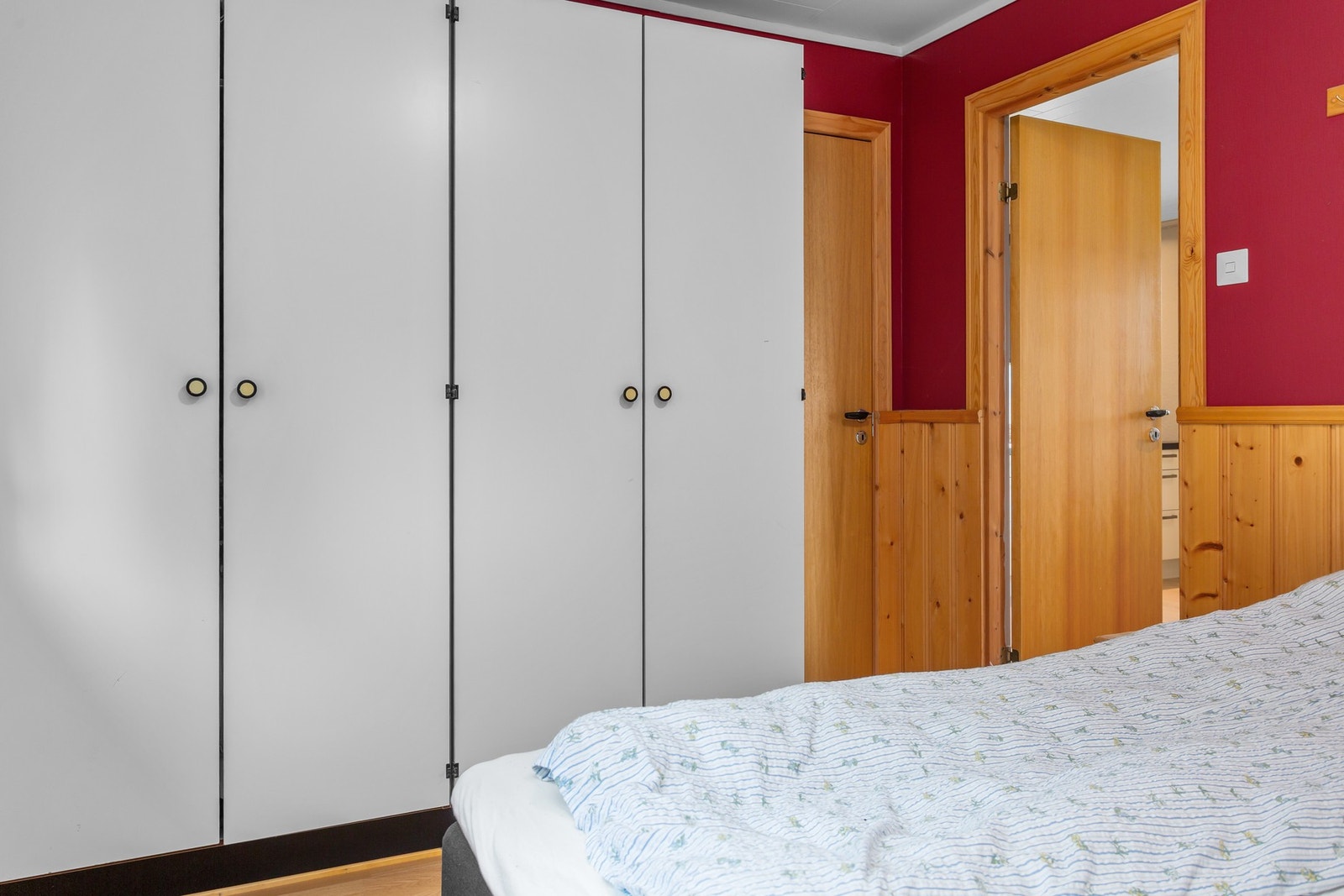 Fra soverommet er det tilgang til badet. Galleribilde