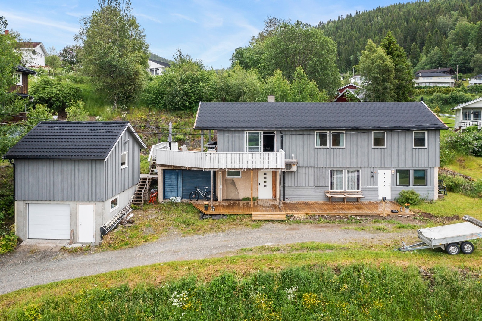 Eiendommen har en større garasje med uthus. Galleribilde