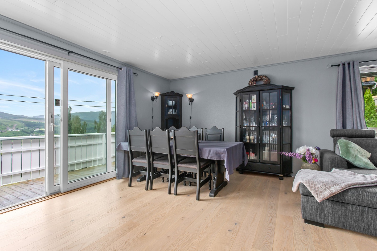 Fra stuen er det utgang til terrasse. Galleribilde