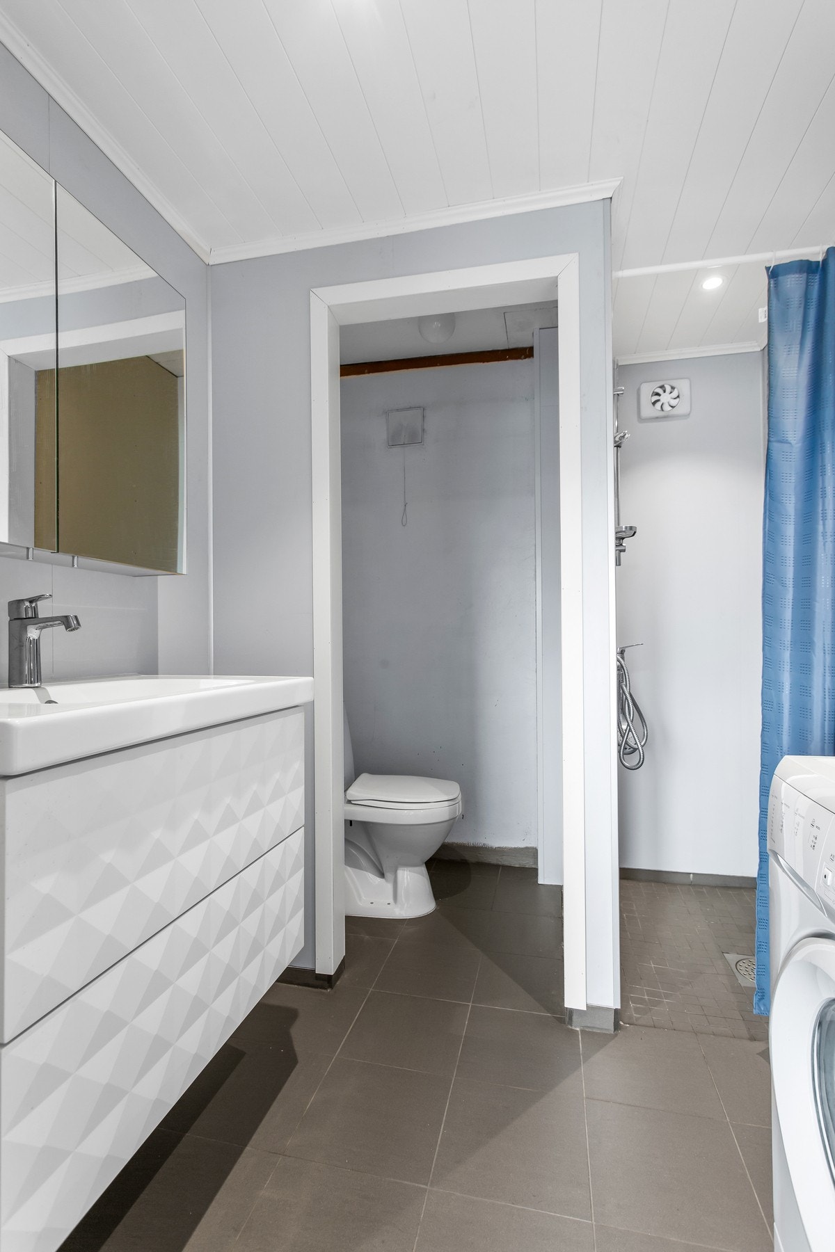 Bad i sokkel. Galleribilde