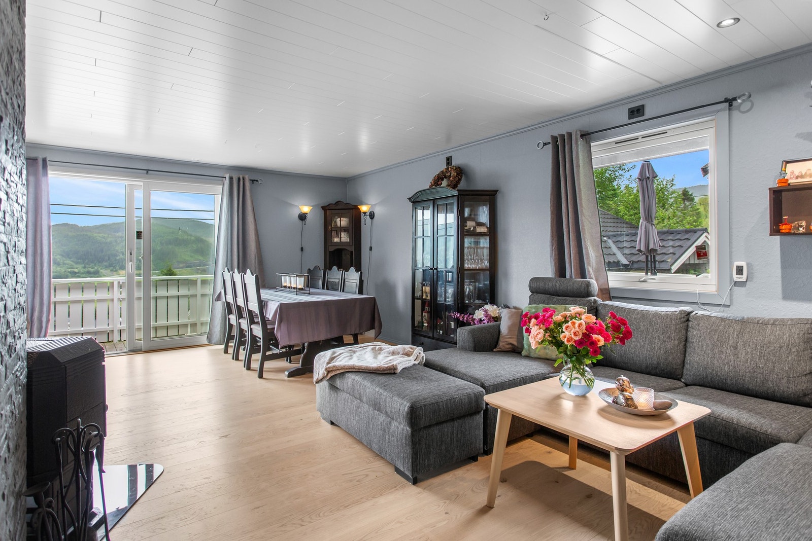 Tomten er pent opparbeidet med stor plen og egen inngang til sokkel. Galleribilde