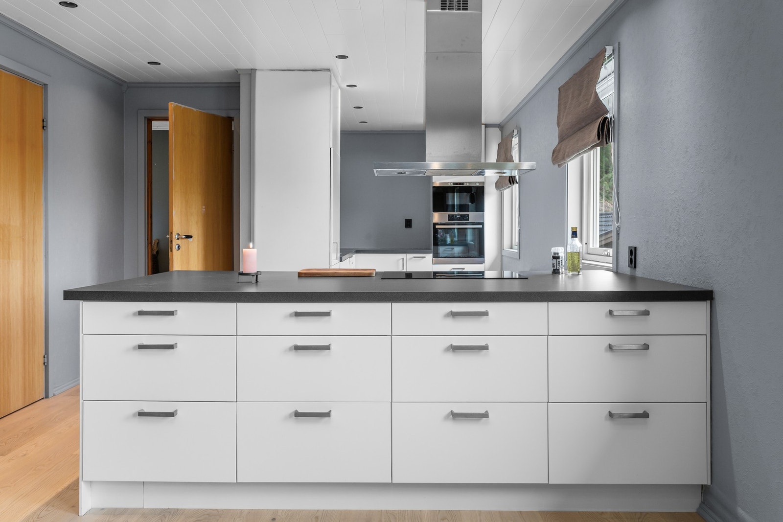 Kjøkkenet har rikelig med skap og benkeplass. Galleribilde