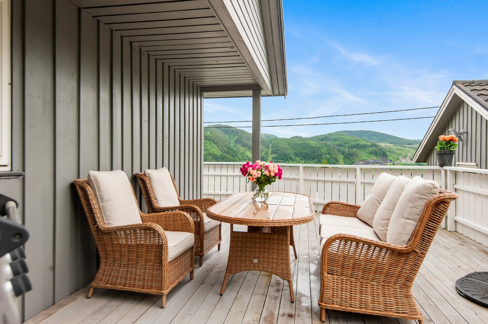 Terrassen er på gode 44m² og har rikelig med plass til flere møblerings mulighter. Galleribilde