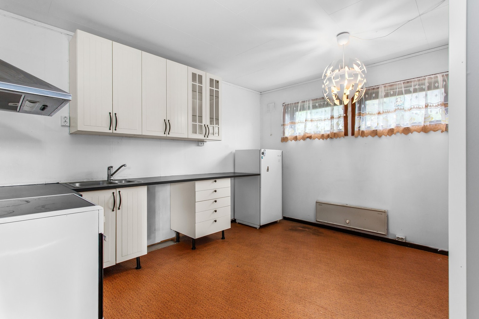 Det er stort kjøkken med mye skap og benkeplass. Galleribilde