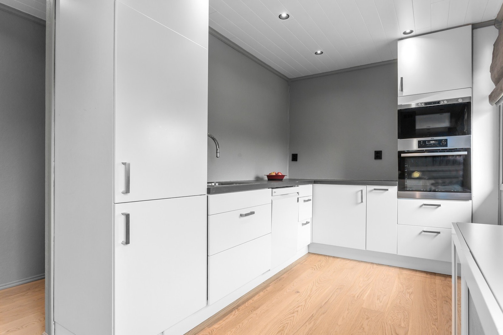 Kjøkkenet har inntegrert mikro stekeovn og platetopp samt opplegg for vaskemaskin. Galleribilde