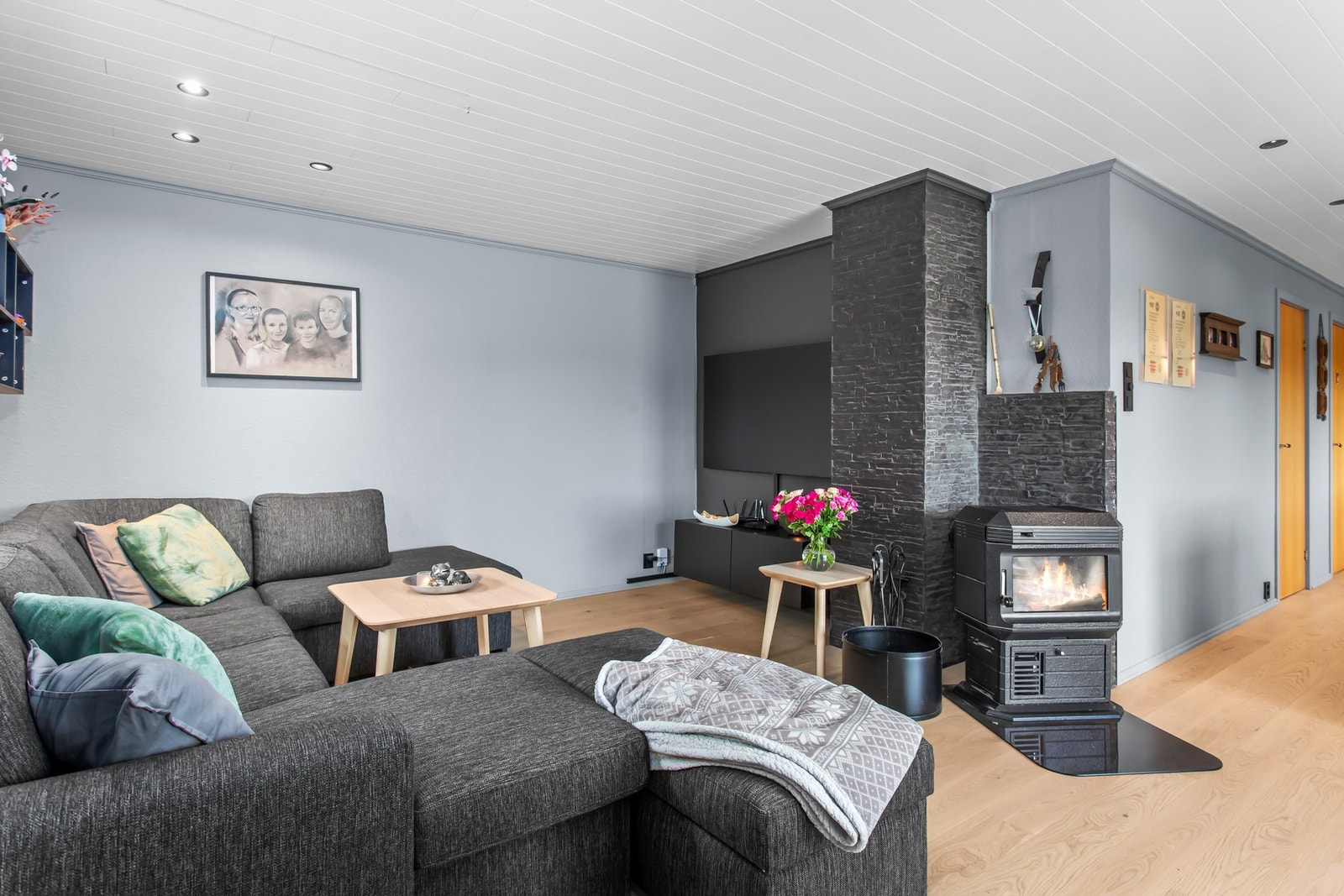 Boligen har varmepumpe og vedfyring som oppvarmingskilder. Galleribilde